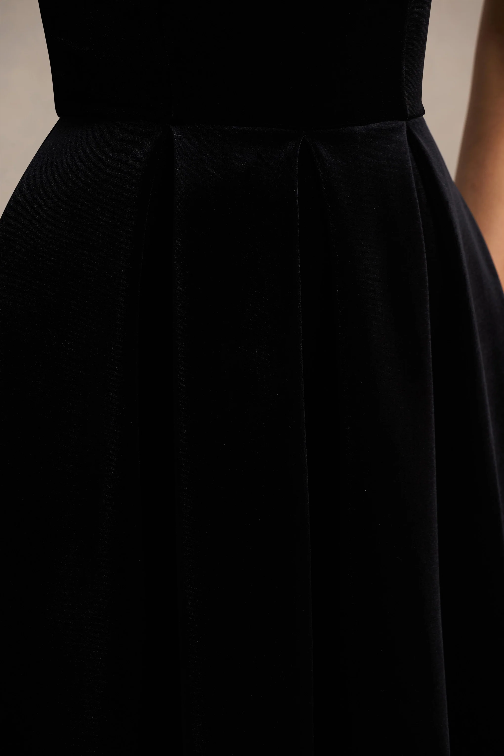 Ablaze | Robe longue Bardot en velours noir - Image 6
