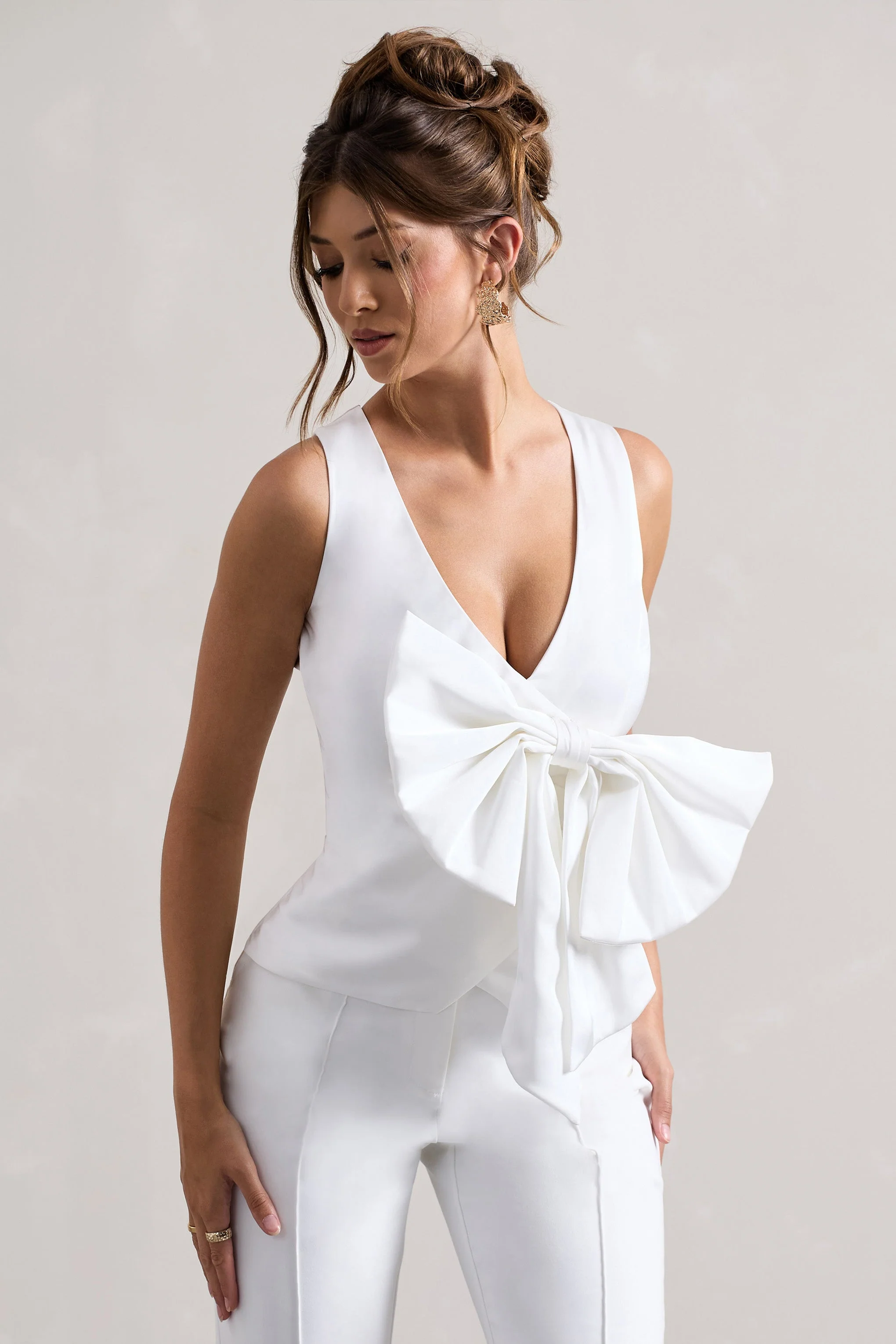 Adoration | Haut en satin noir décolleté plongeant et noeud