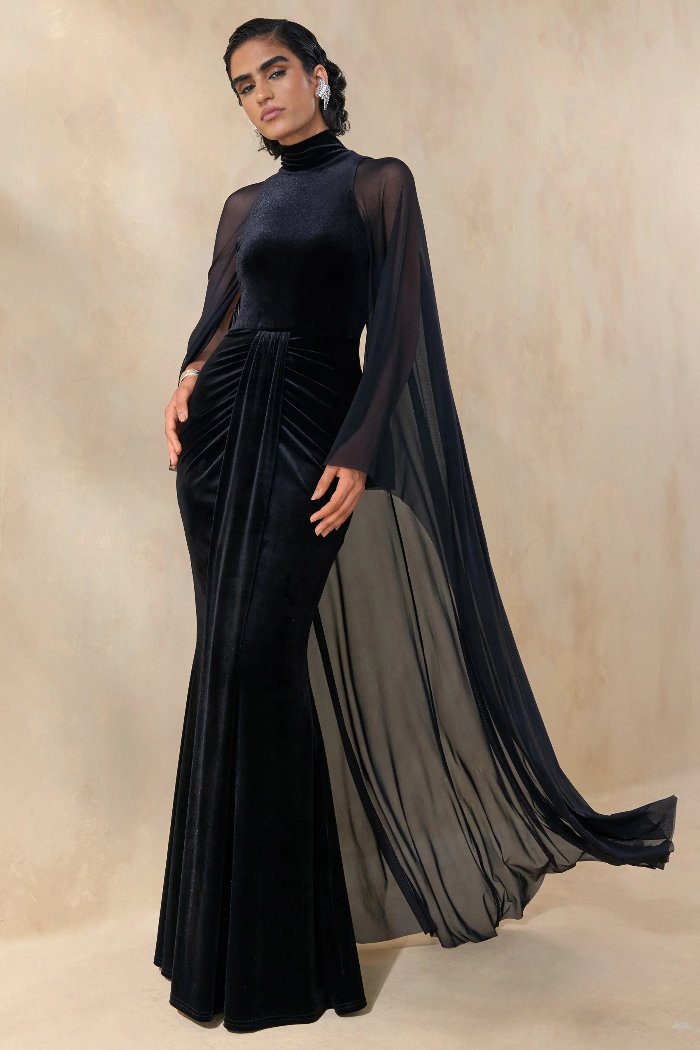Adoring | Robe longue noire en velours à encolure haute avec cape - Image 3
