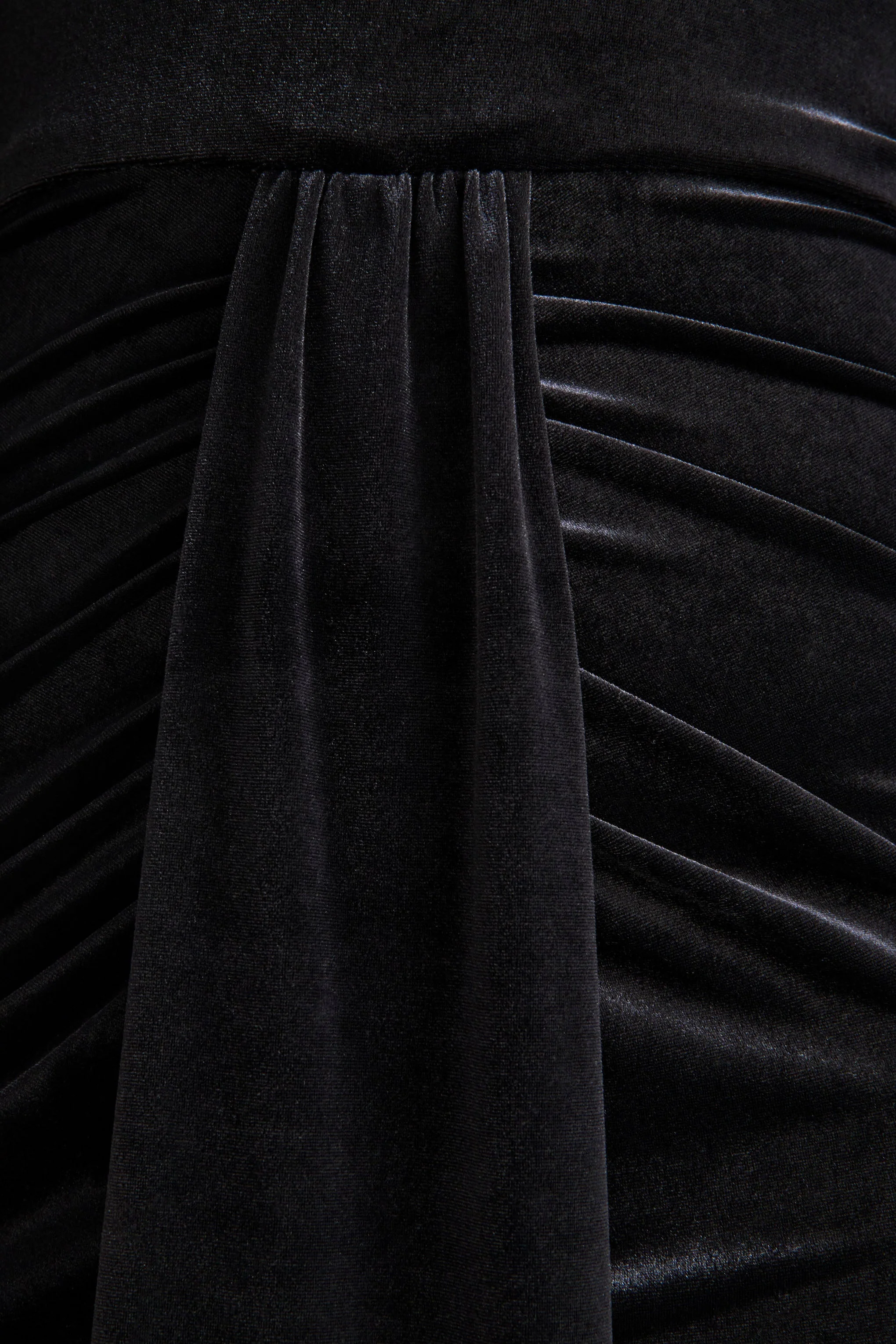 Adoring | Robe longue noire en velours à encolure haute avec cape - Image 5