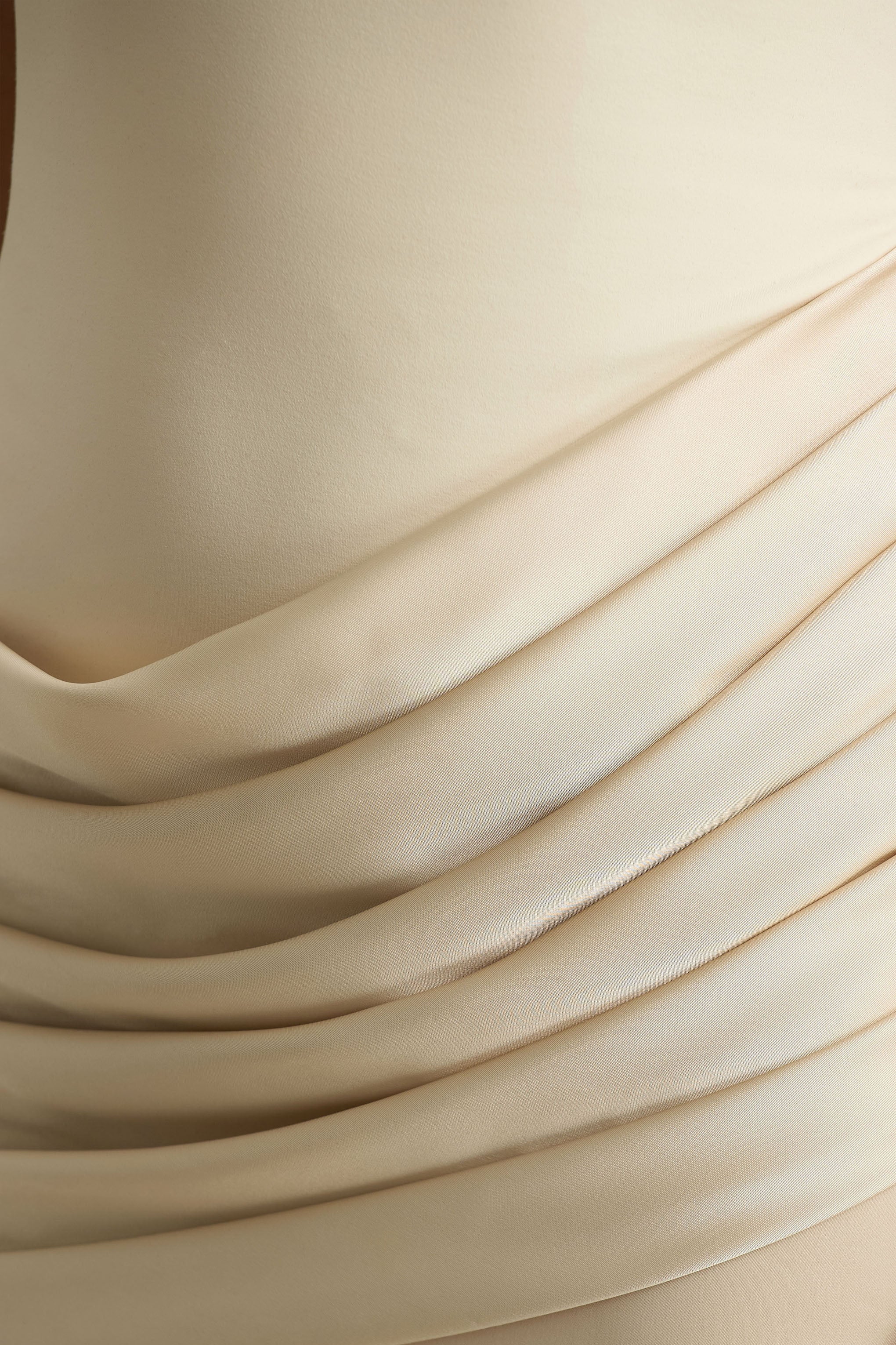 Akari | Robe longue crème à encolure ras-du-cou avec jupe en satin - Image 6