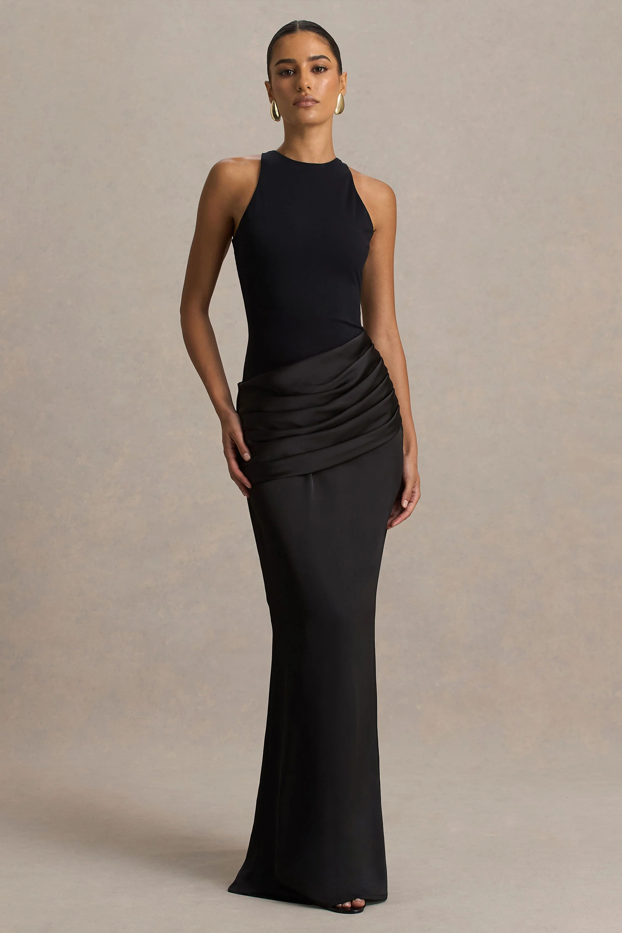 Akari | Robe longue noire à encolure ras-du-cou avec jupe en satin - Image 4