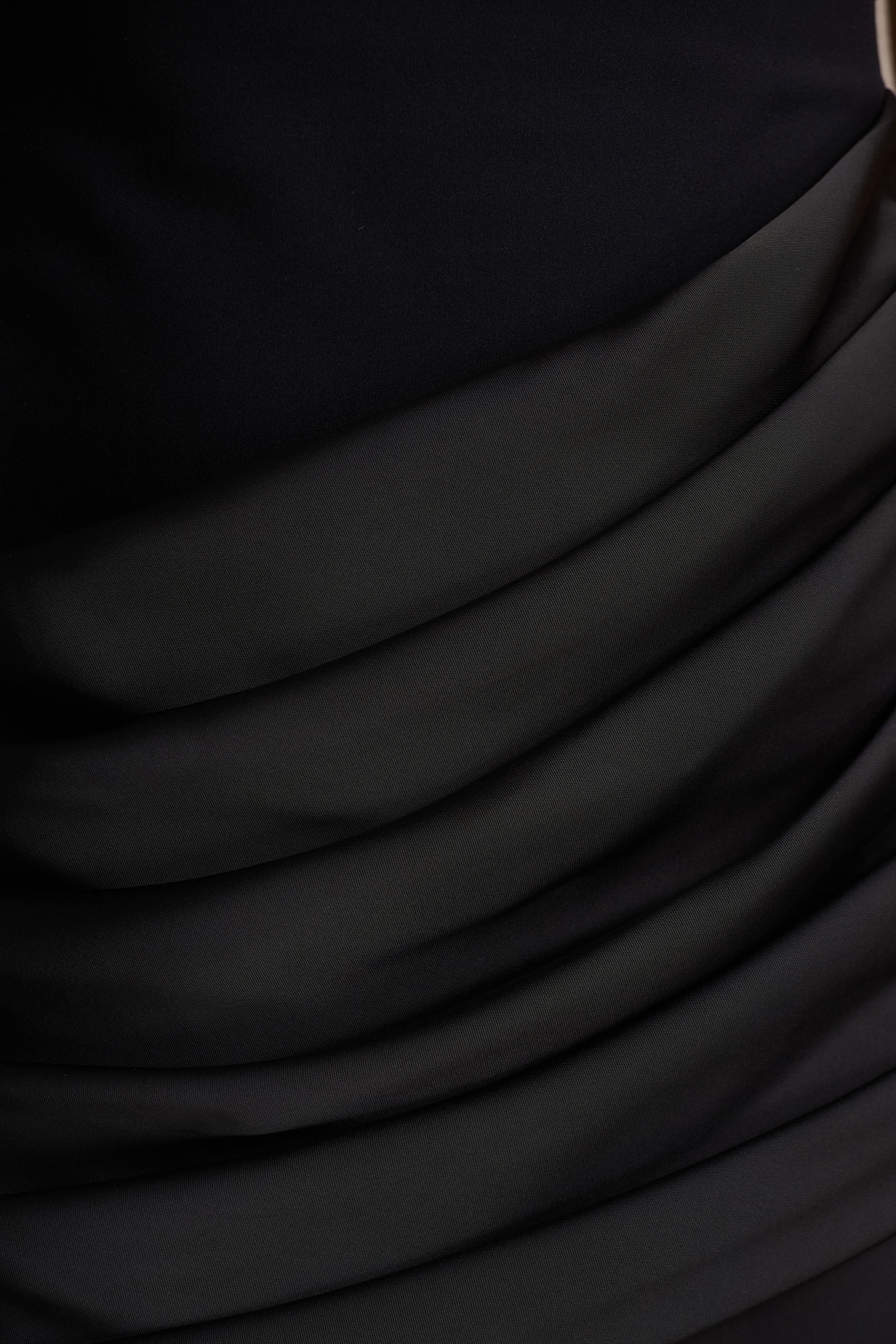 Akari | Robe longue noire à encolure ras-du-cou avec jupe en satin - Image 6