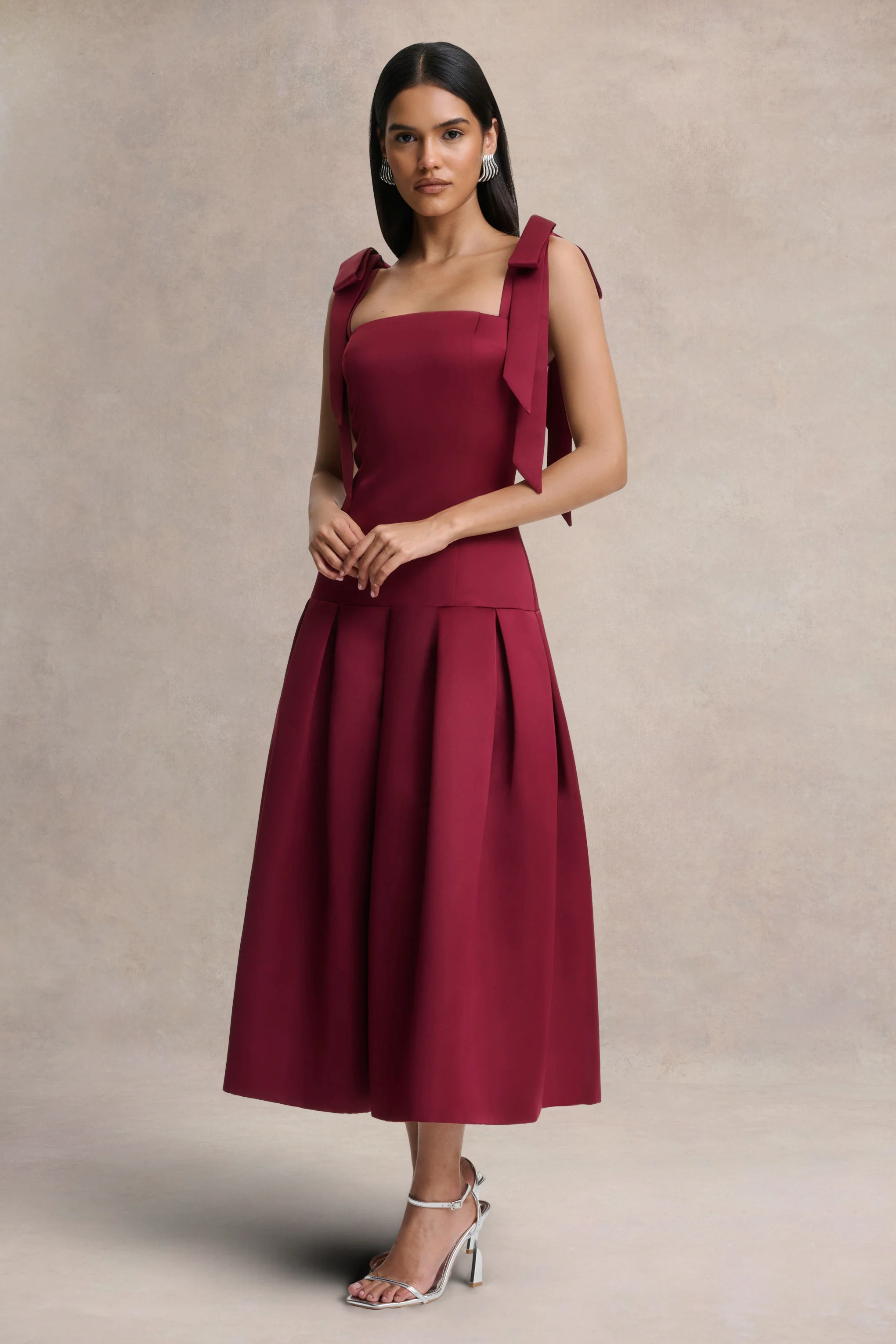 Alberta | Robe mi-longue en satin bordeaux avec bretelles nouées - Image 4