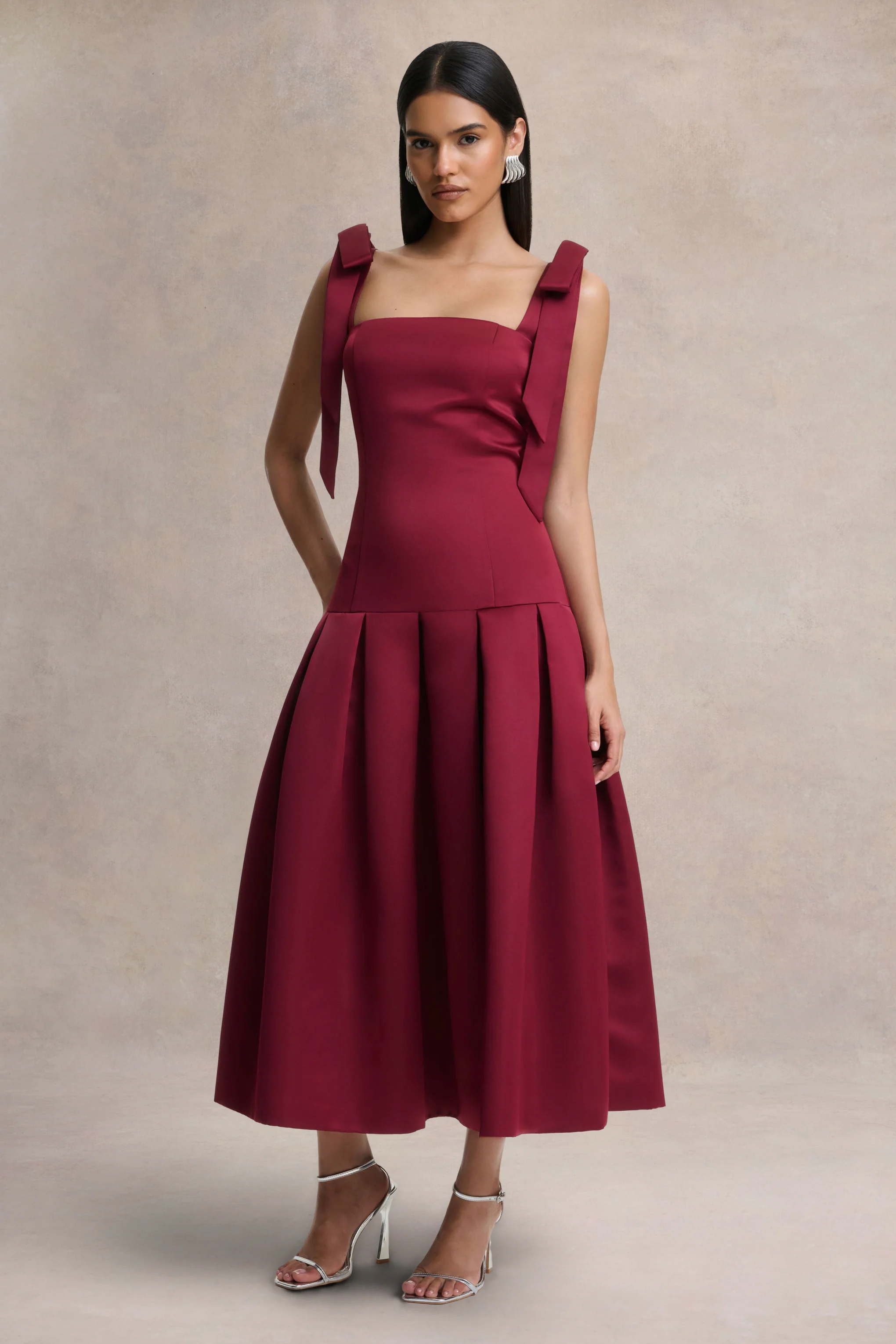 Alberta | Robe mi-longue en satin bordeaux avec bretelles nouées - Image 5