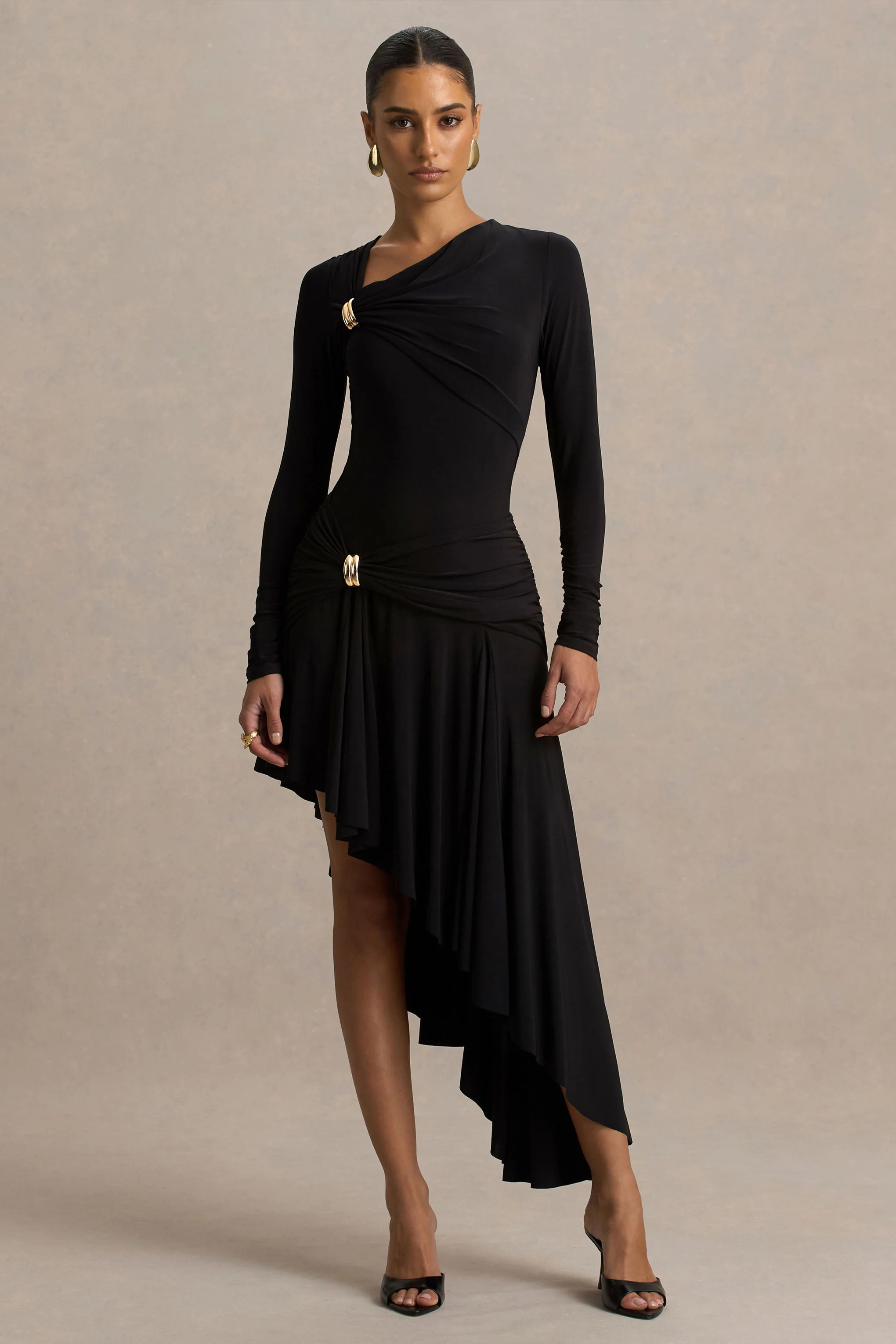 Alexia | Robe noire longue à encolure asymétrique avec ornements et détails froncés