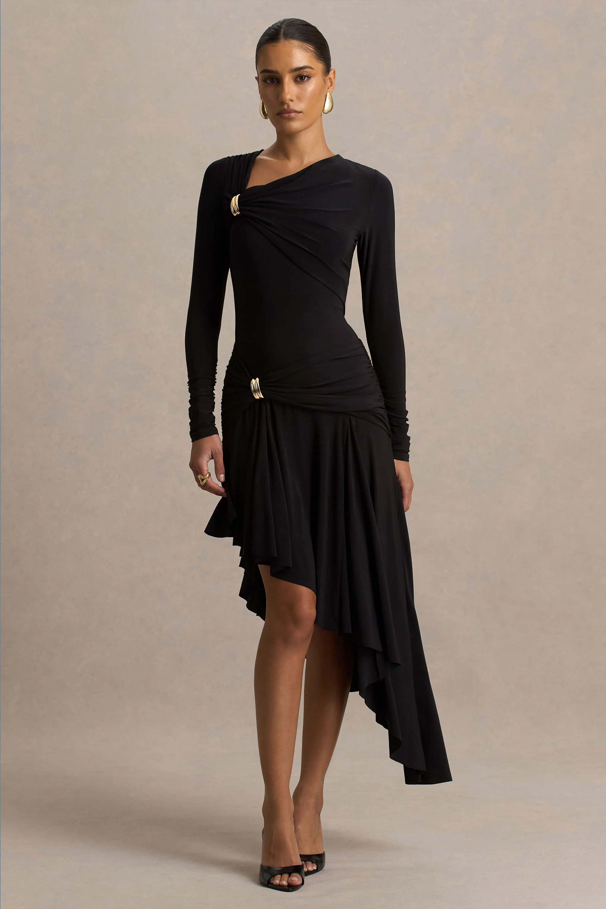 Alexia | Robe noire longue à encolure asymétrique avec ornements et détails froncés - Image 5