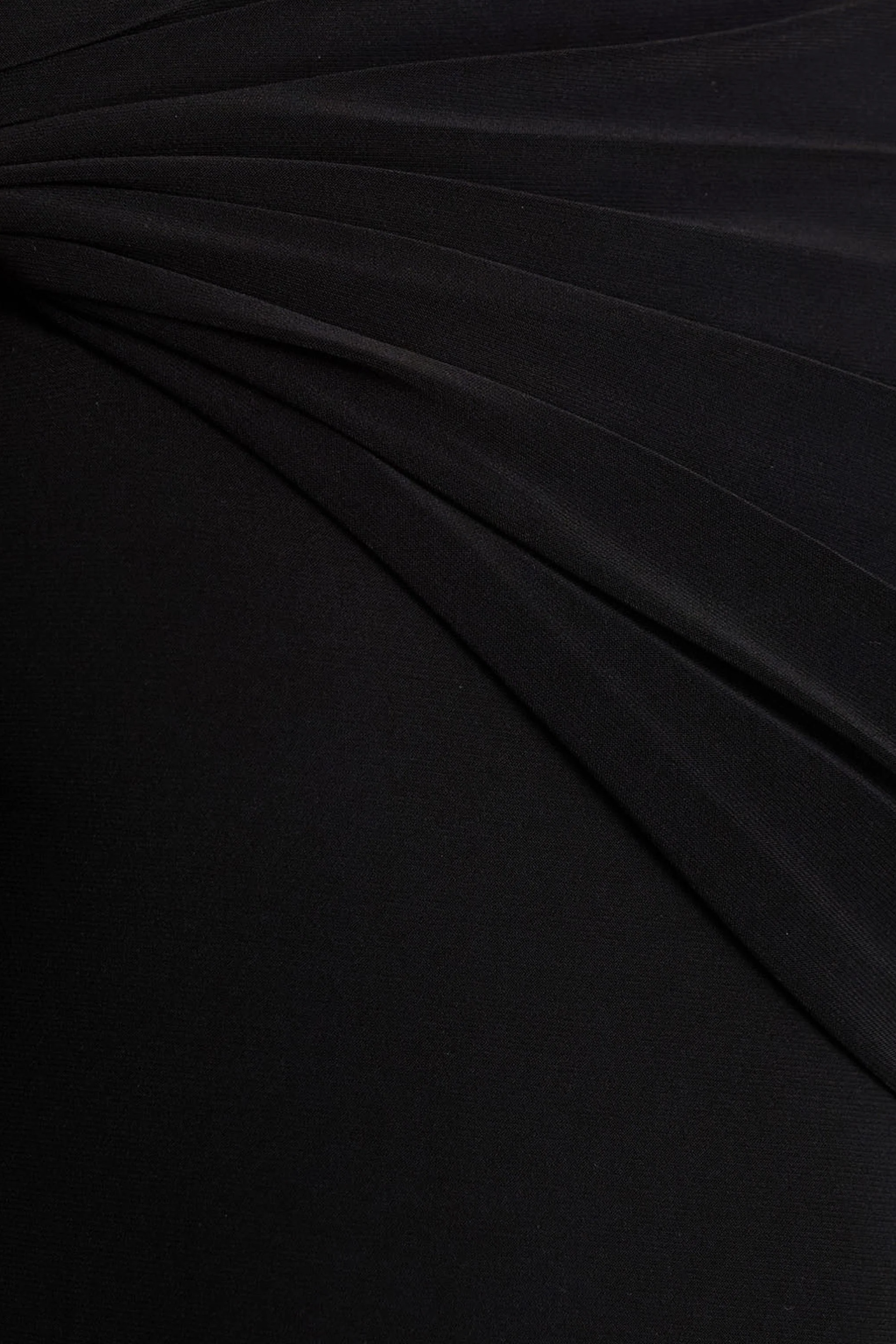 Alexia | Robe noire longue à encolure asymétrique avec ornements et détails froncés - Image 6