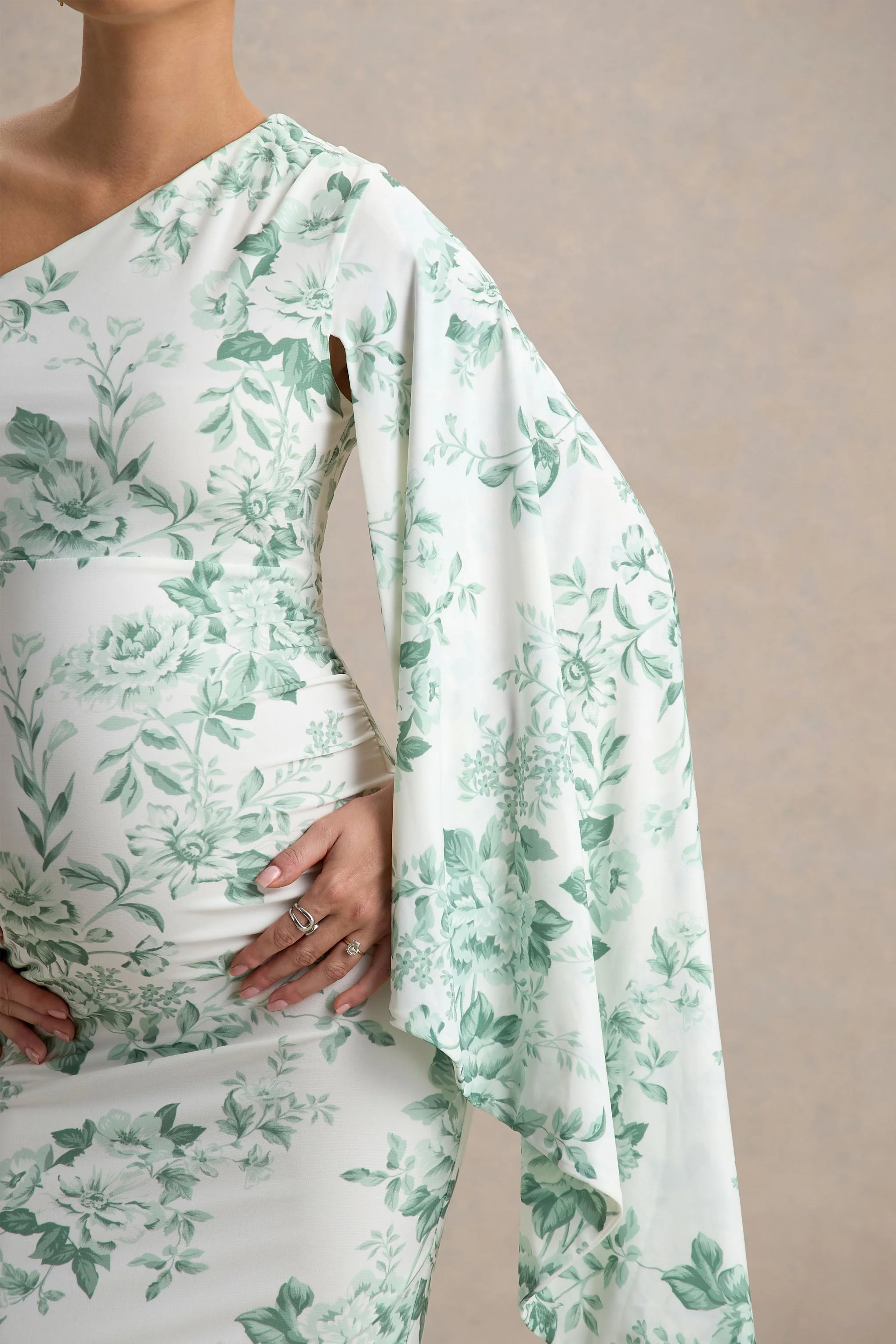 Aliana | Robe longue de maternité asymétrique à imprimé porcelaine verte avec détails froncés - Image 3