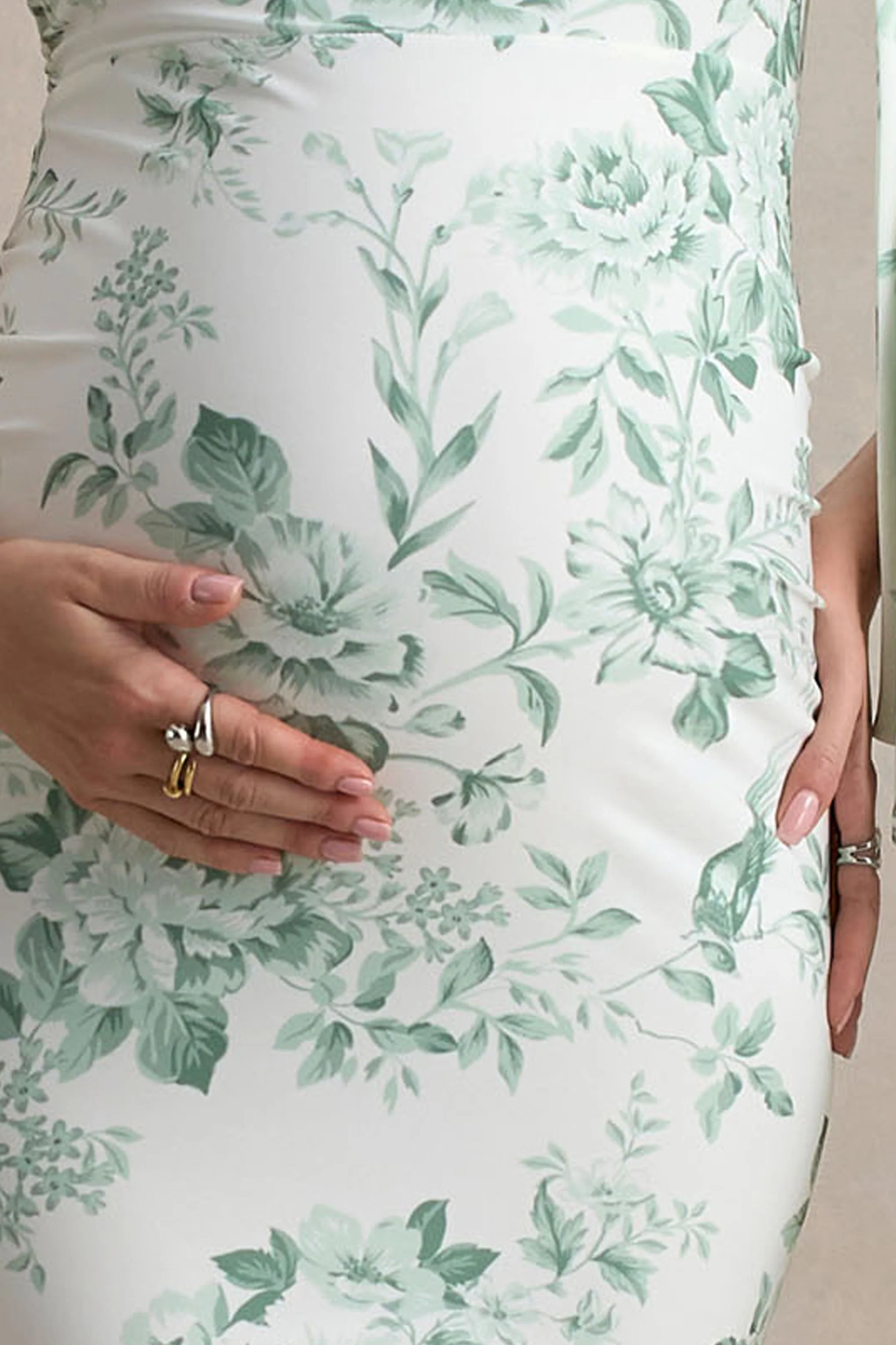Aliana | Robe longue de maternité asymétrique à imprimé porcelaine verte avec détails froncés - Image 6