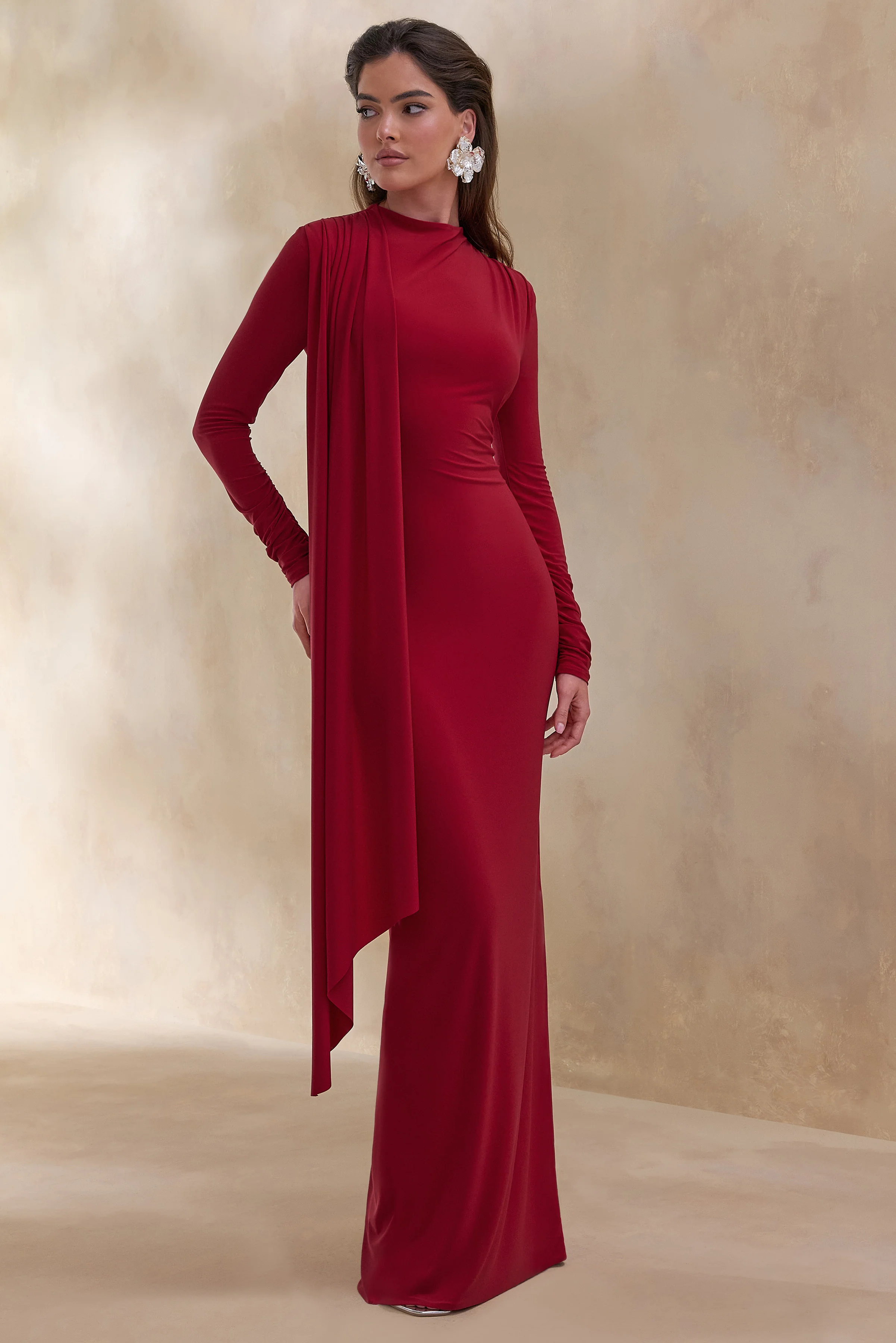 Amaria | Robe longue rouge à encolure haute et détail écharpe
