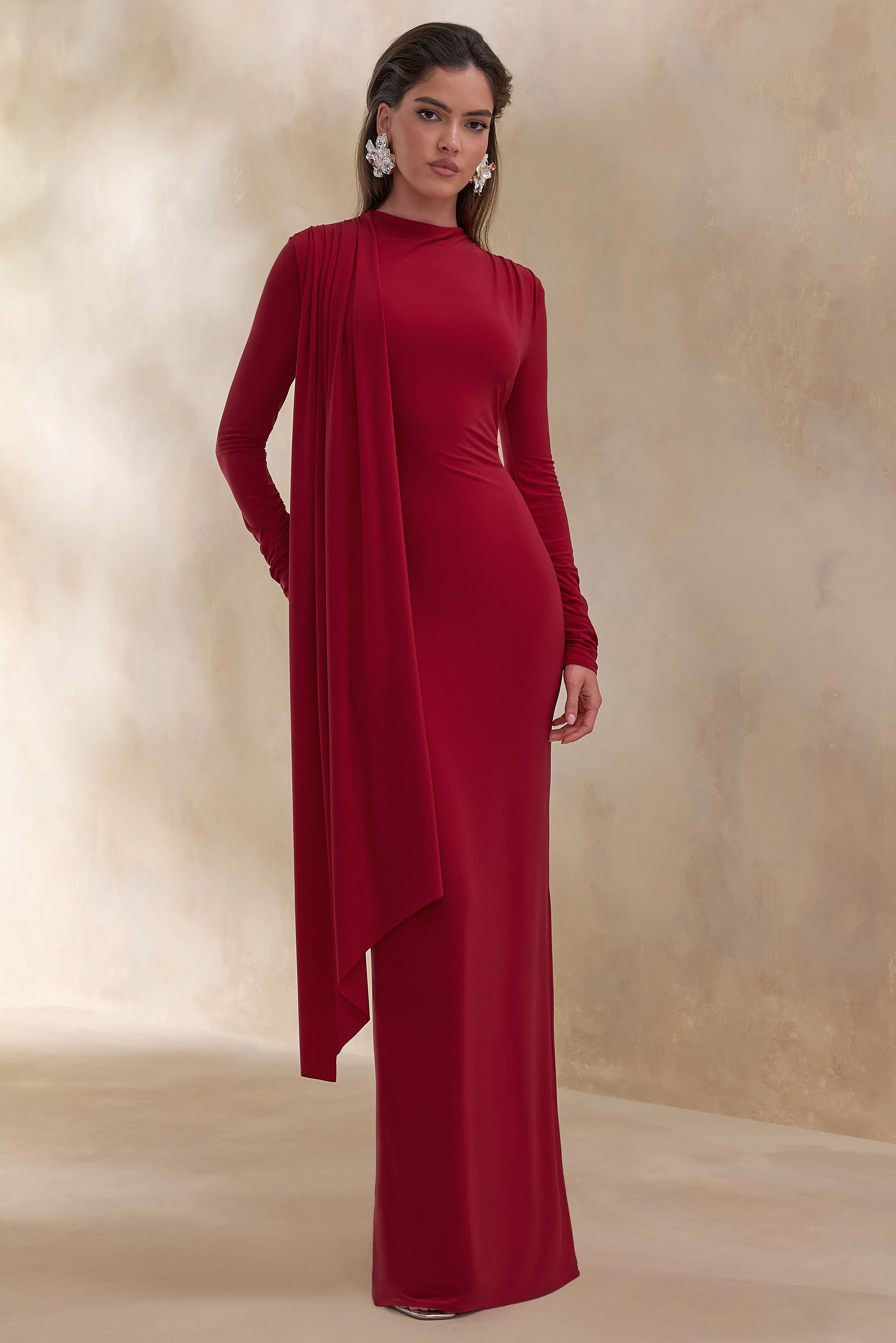 Amaria | Robe longue rouge à encolure haute et détail écharpe - Image 4
