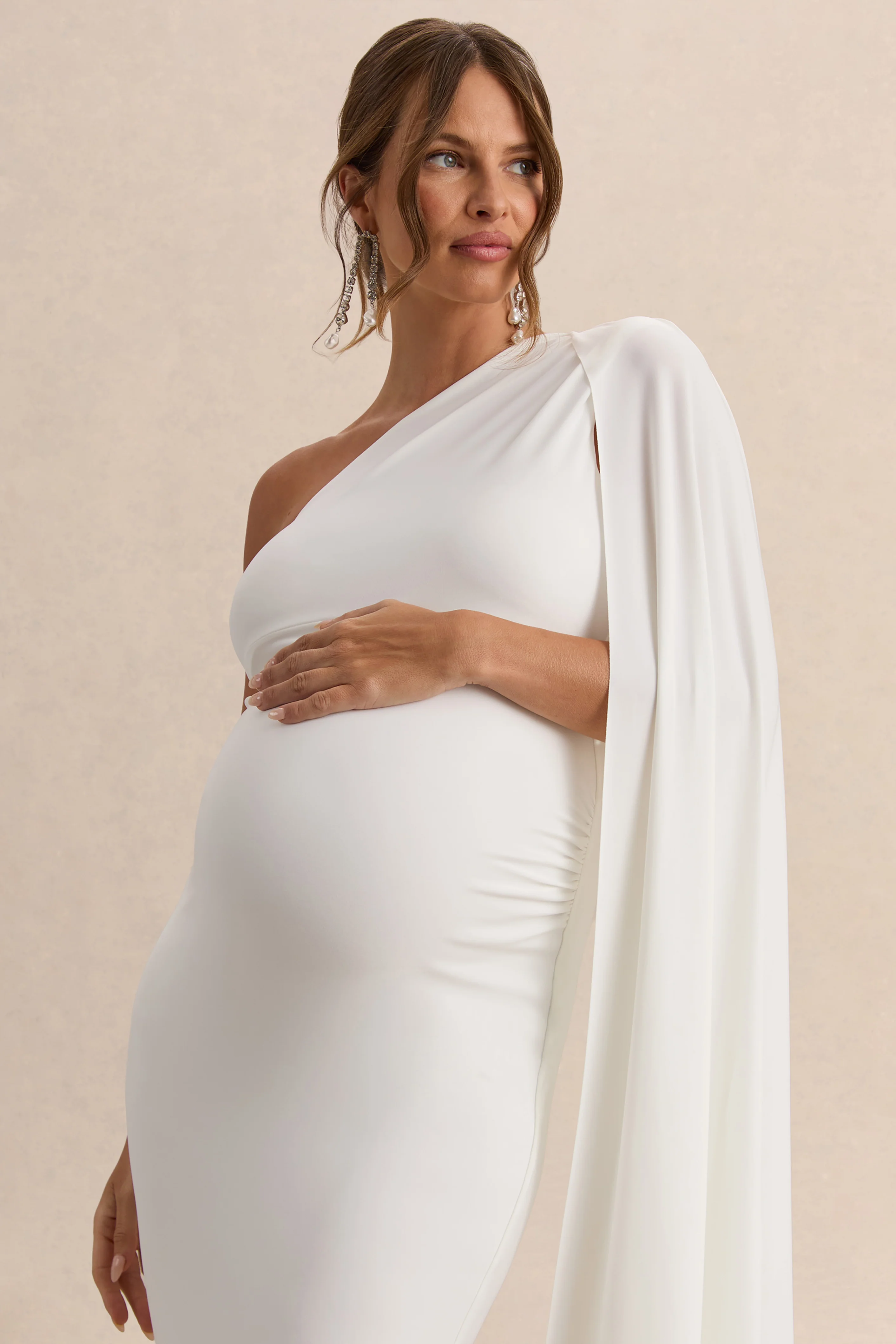 Amaryllis | Robe longue de maternité asymétrique blanche avec manches cape - Image 3