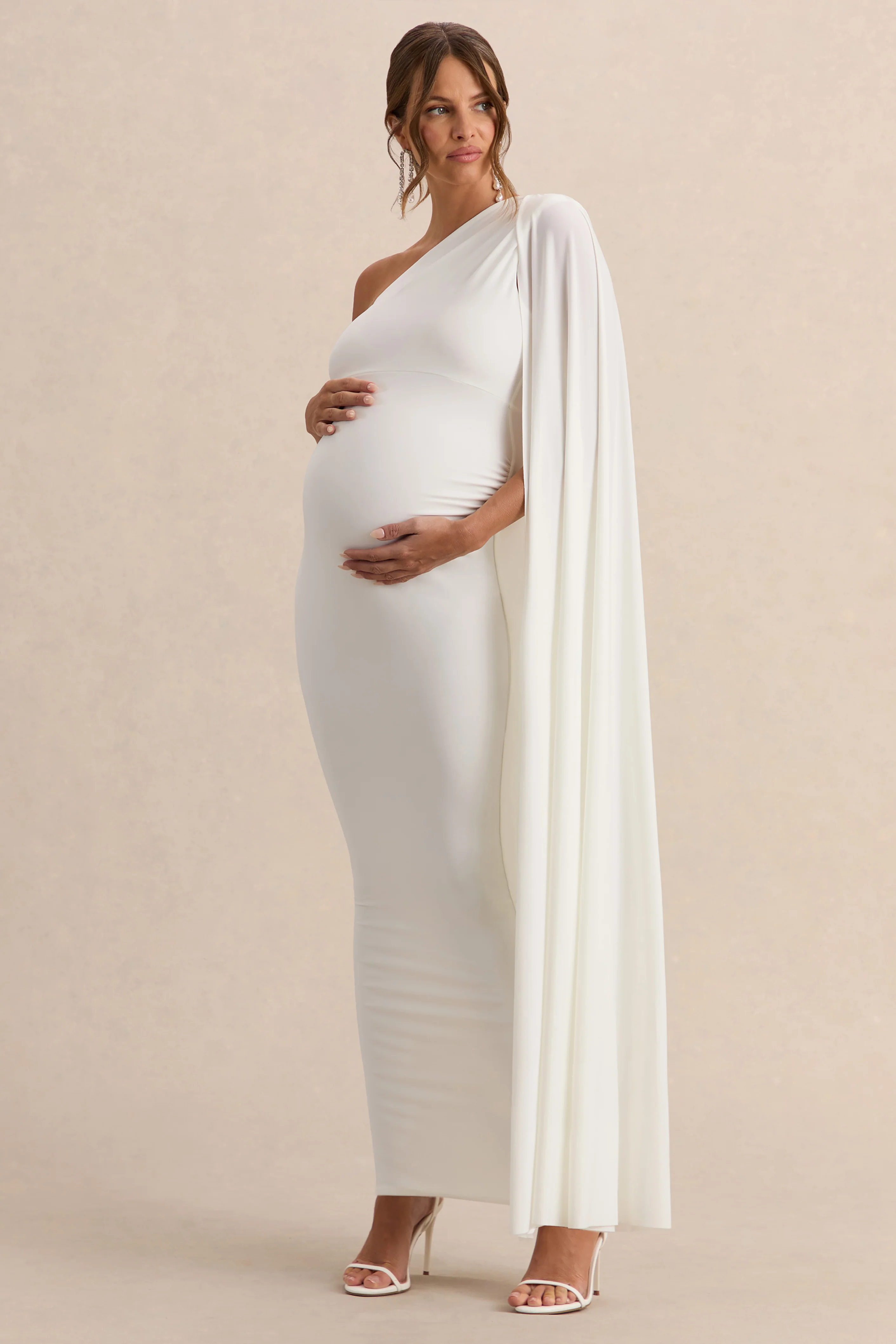 Amaryllis | Robe longue de maternité asymétrique blanche avec manches cape - Image 5