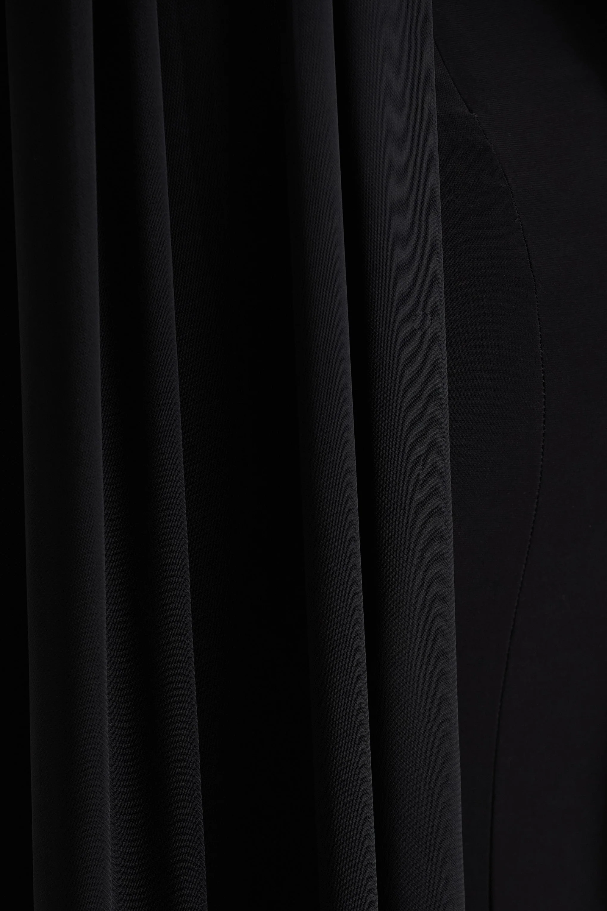 Amour | Robe longue noire à col montant avec détails cape en tulle - Image 6