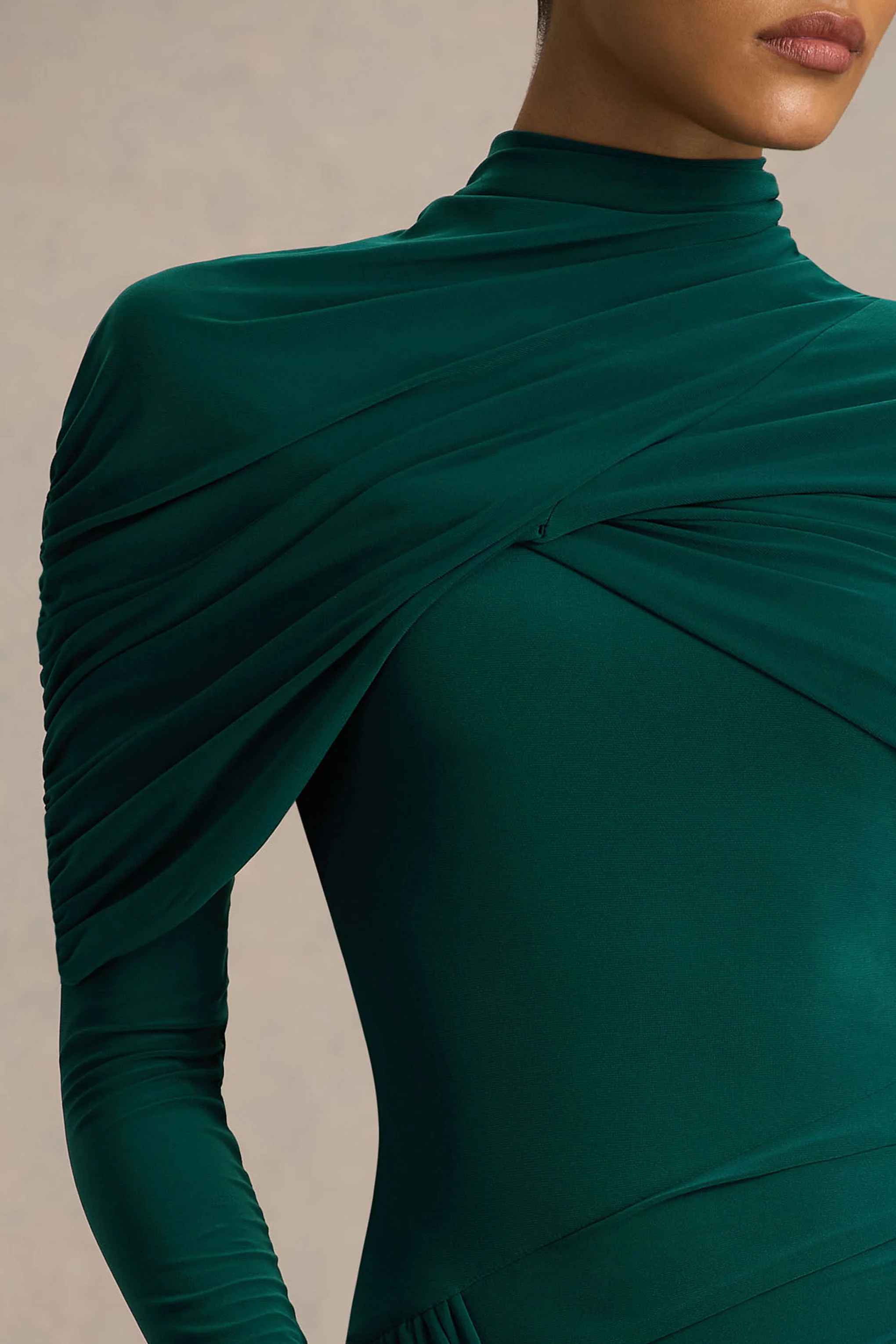 Aneira | Robe longue vert bouteille à col montant avec manches cape - Image 3