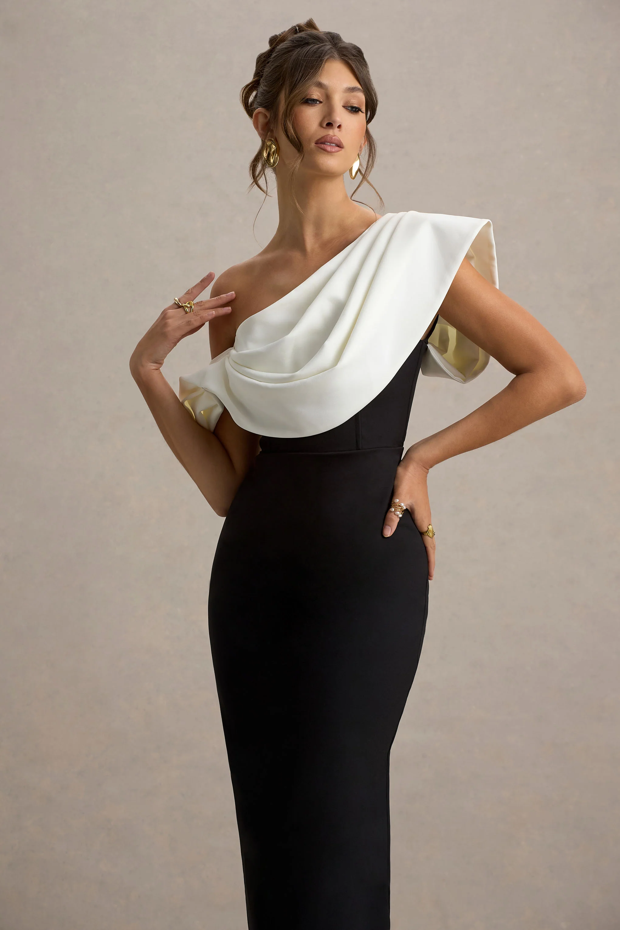 Angelina | Robe longue noire et blanche à épaule drapée - Image 3
