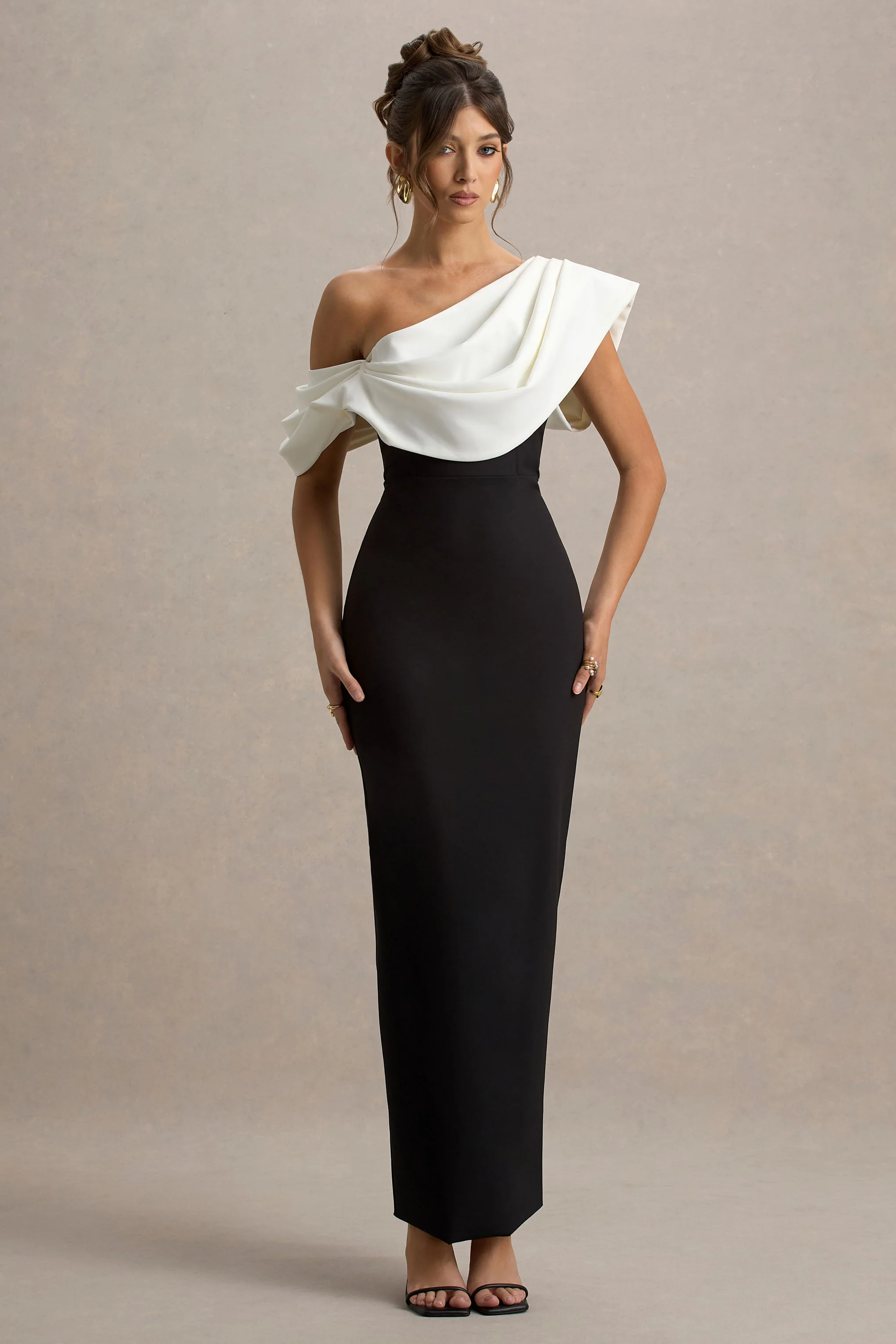 Angelina | Robe longue noire et blanche à épaule drapée - Image 4