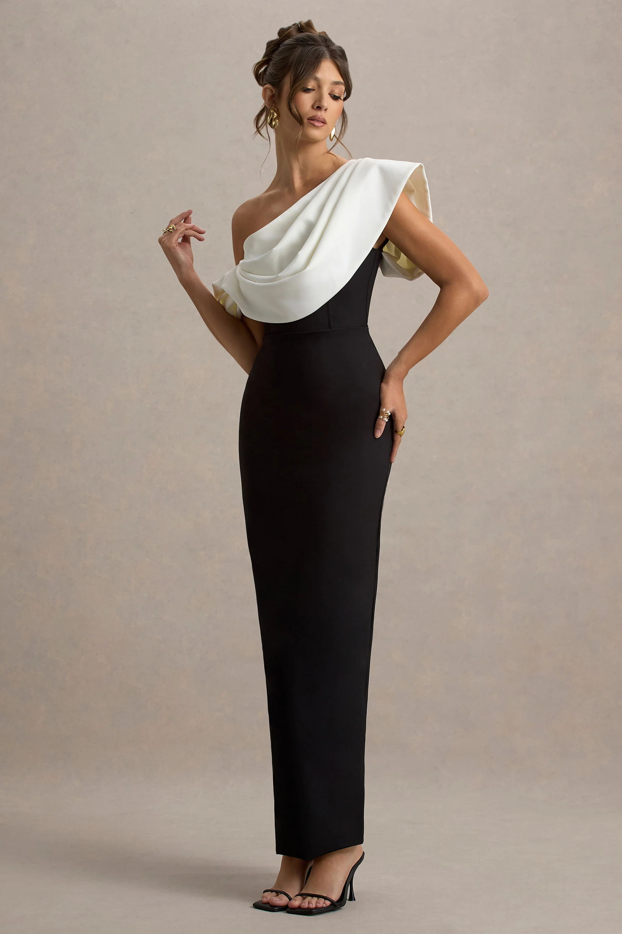Angelina | Robe longue noire et blanche à épaule drapée - Image 5