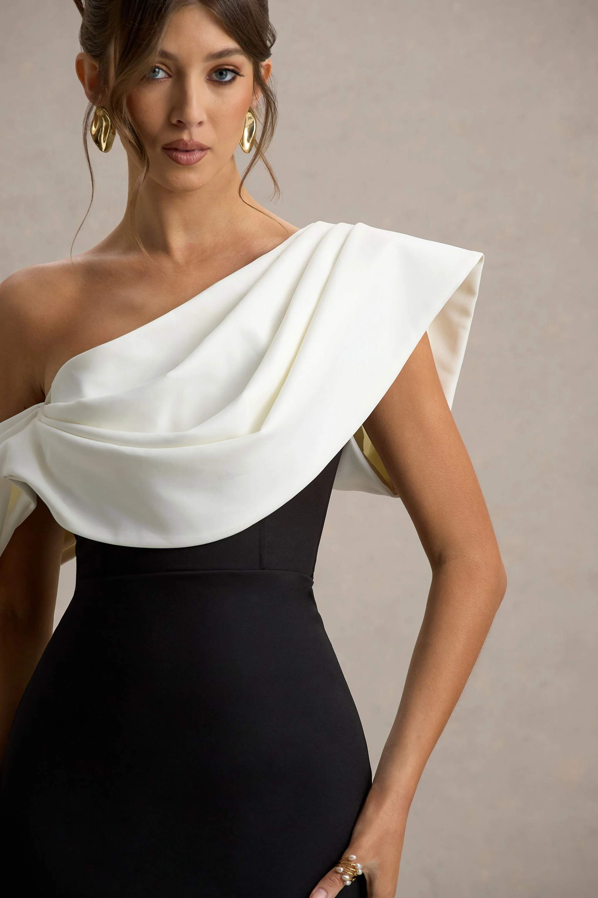 Angelina | Robe longue noire et blanche à épaule drapée - Image 6