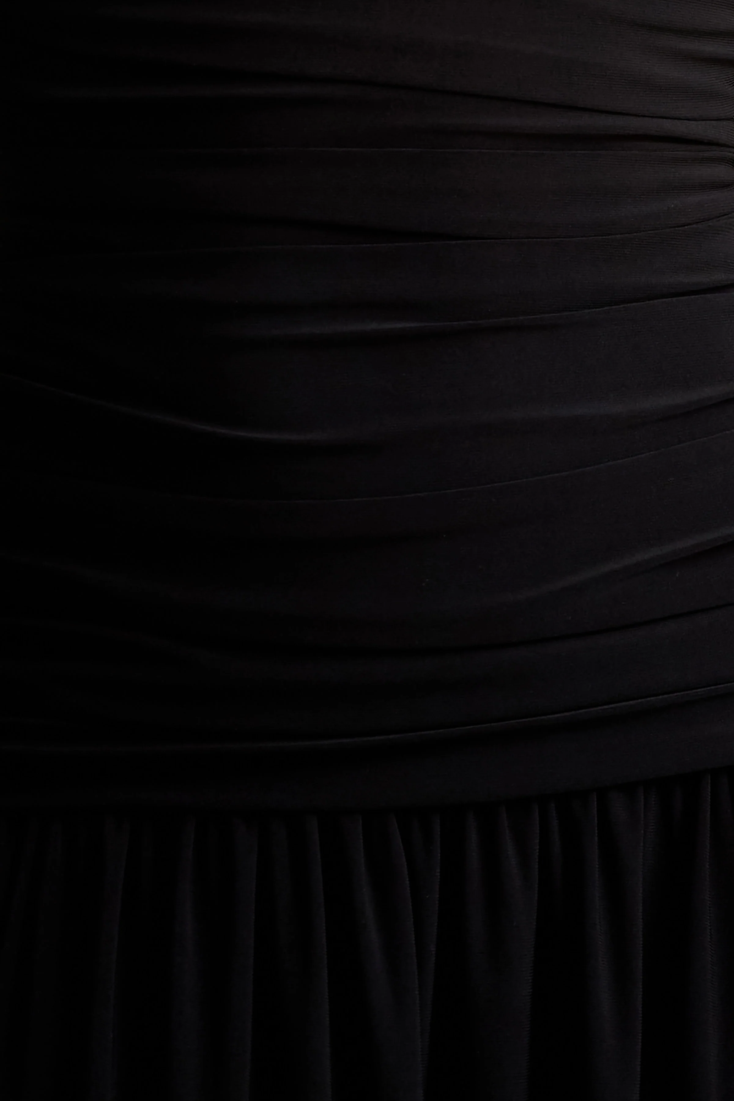 Aniyah | Robe longue noire à col haut avec détails froncés - Image 6