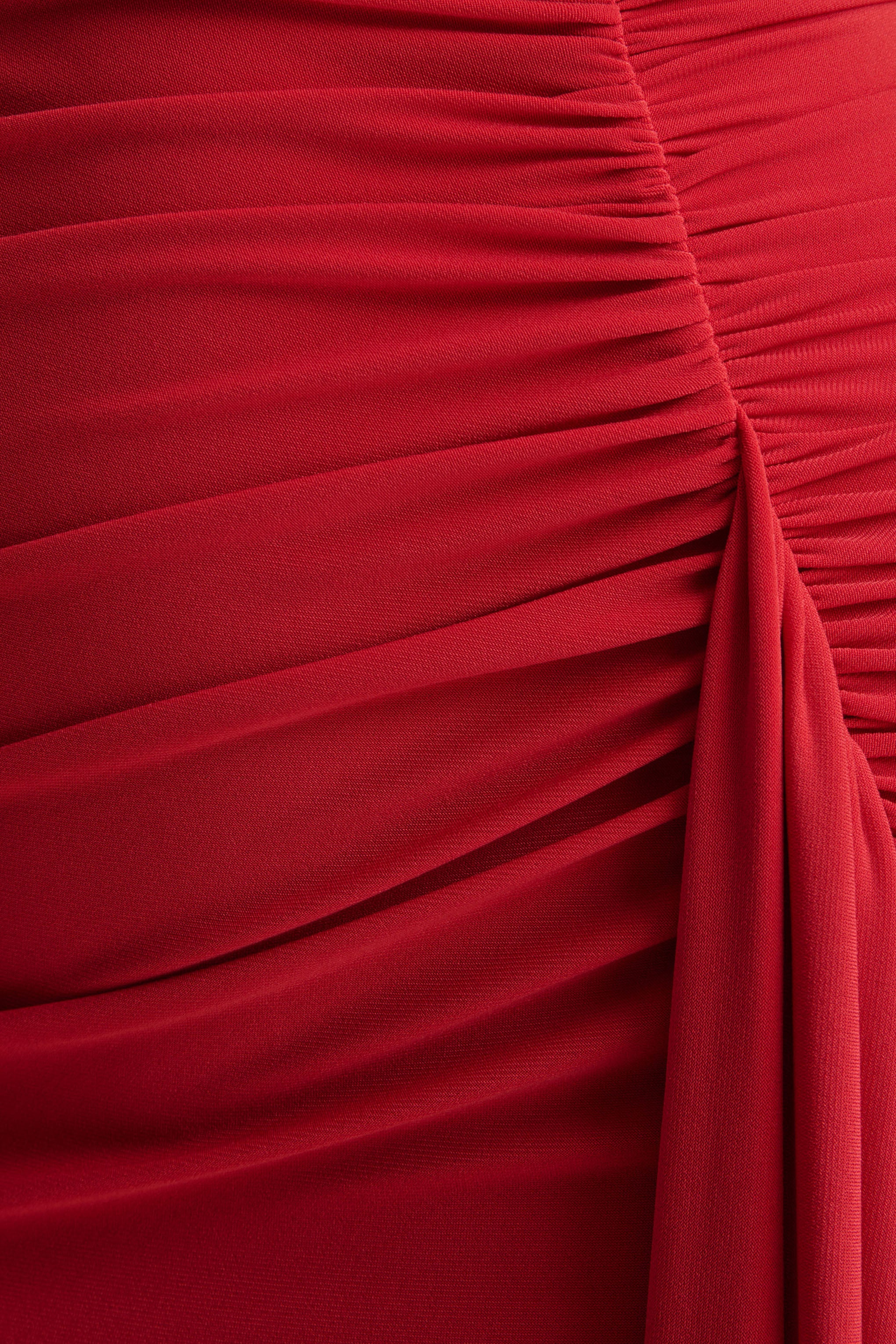 Anne | Robe longue rouge portefeuille à encolure asymétrique avec écharpe - Image 6