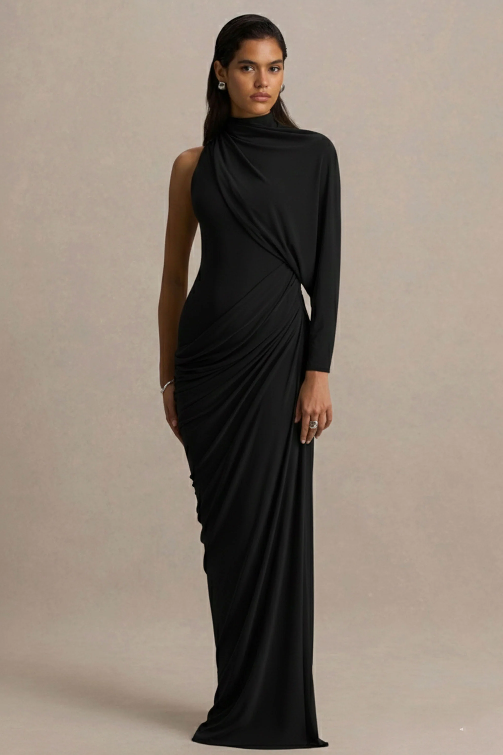 Aphra | Robe longue noire à col montant et manche cape - Image 4