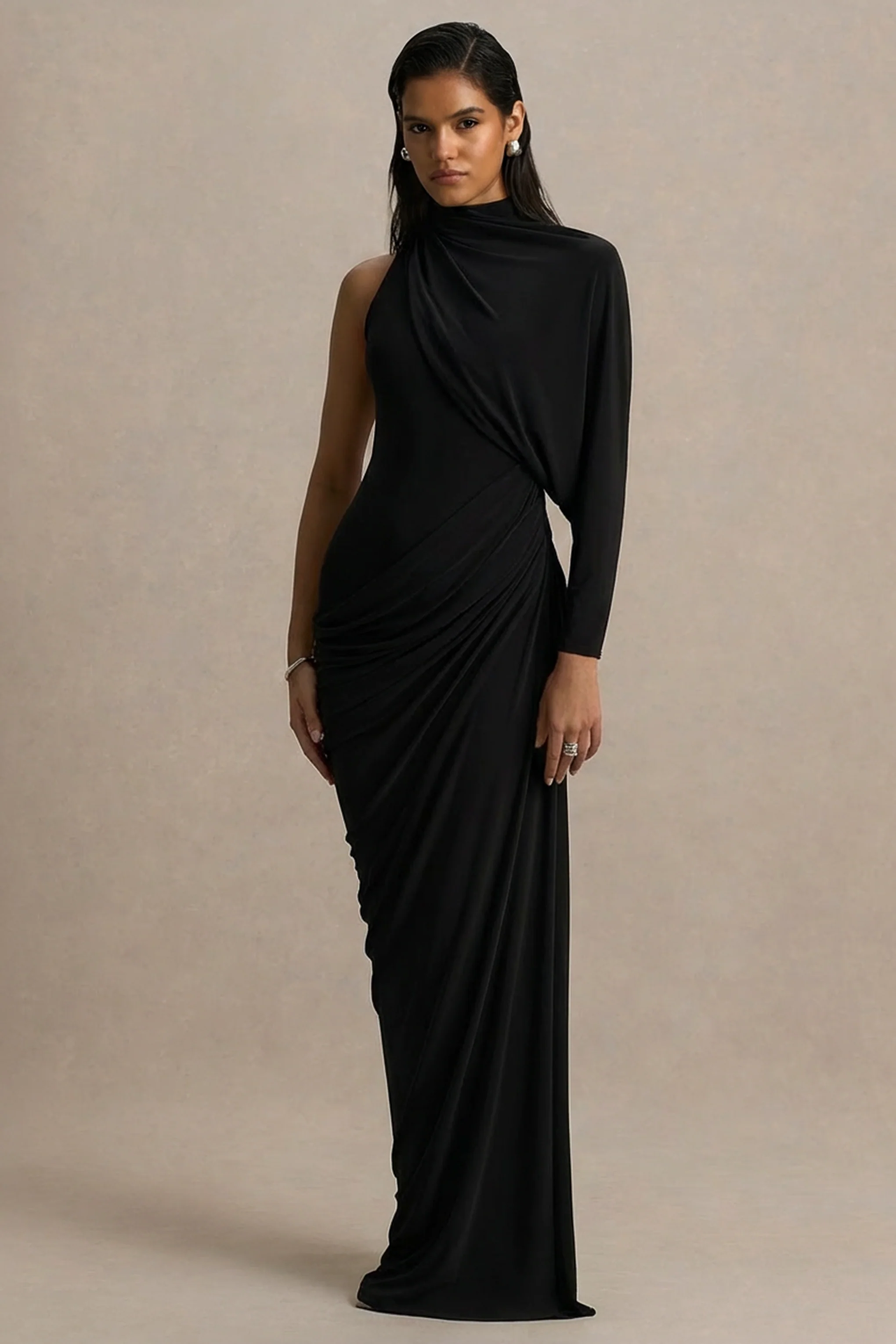 Aphra | Robe longue noire à col montant et manche cape - Image 5