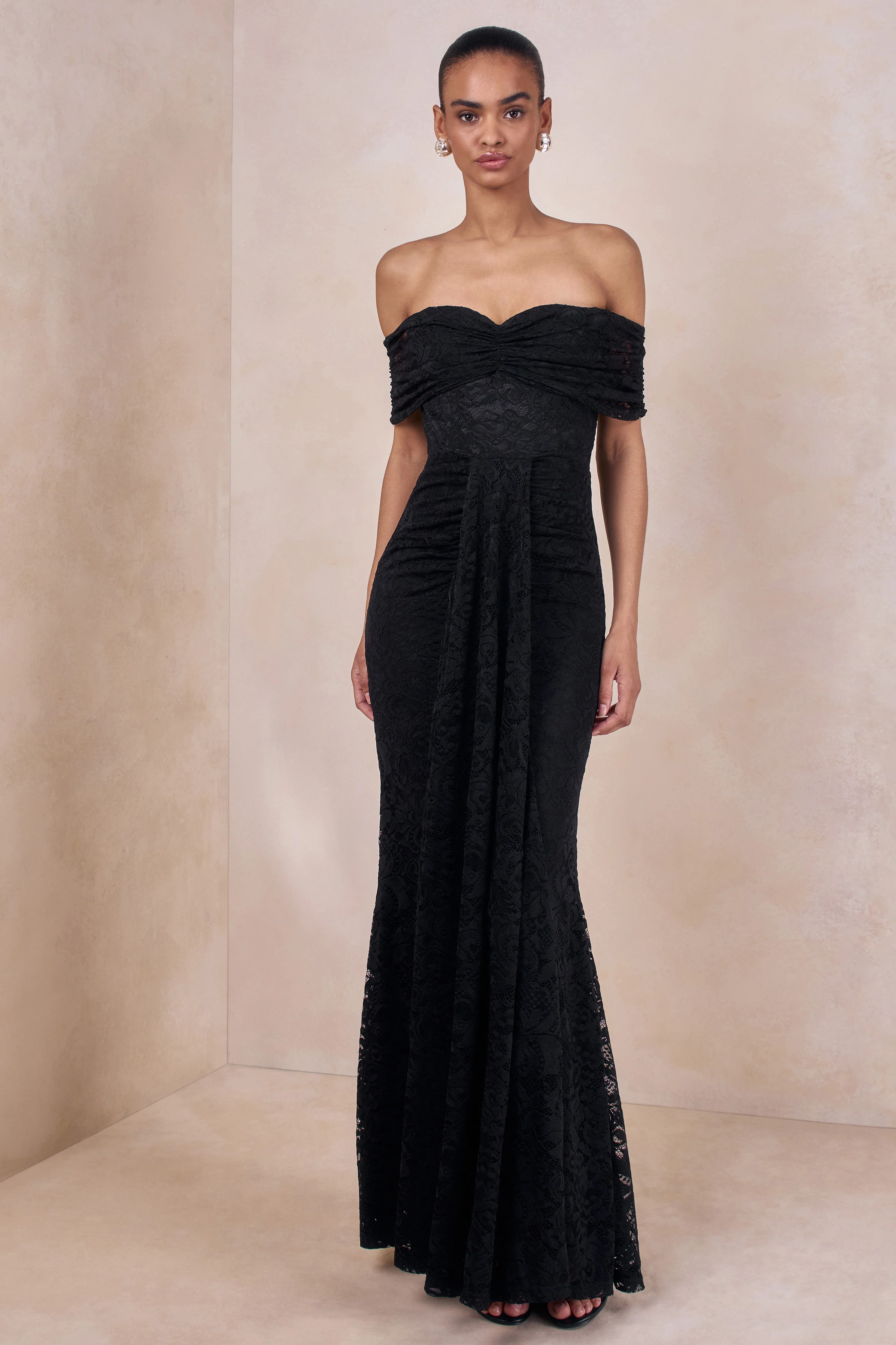 Aries | Robe longue noire en dentelle à encolure bardot et détails froncés