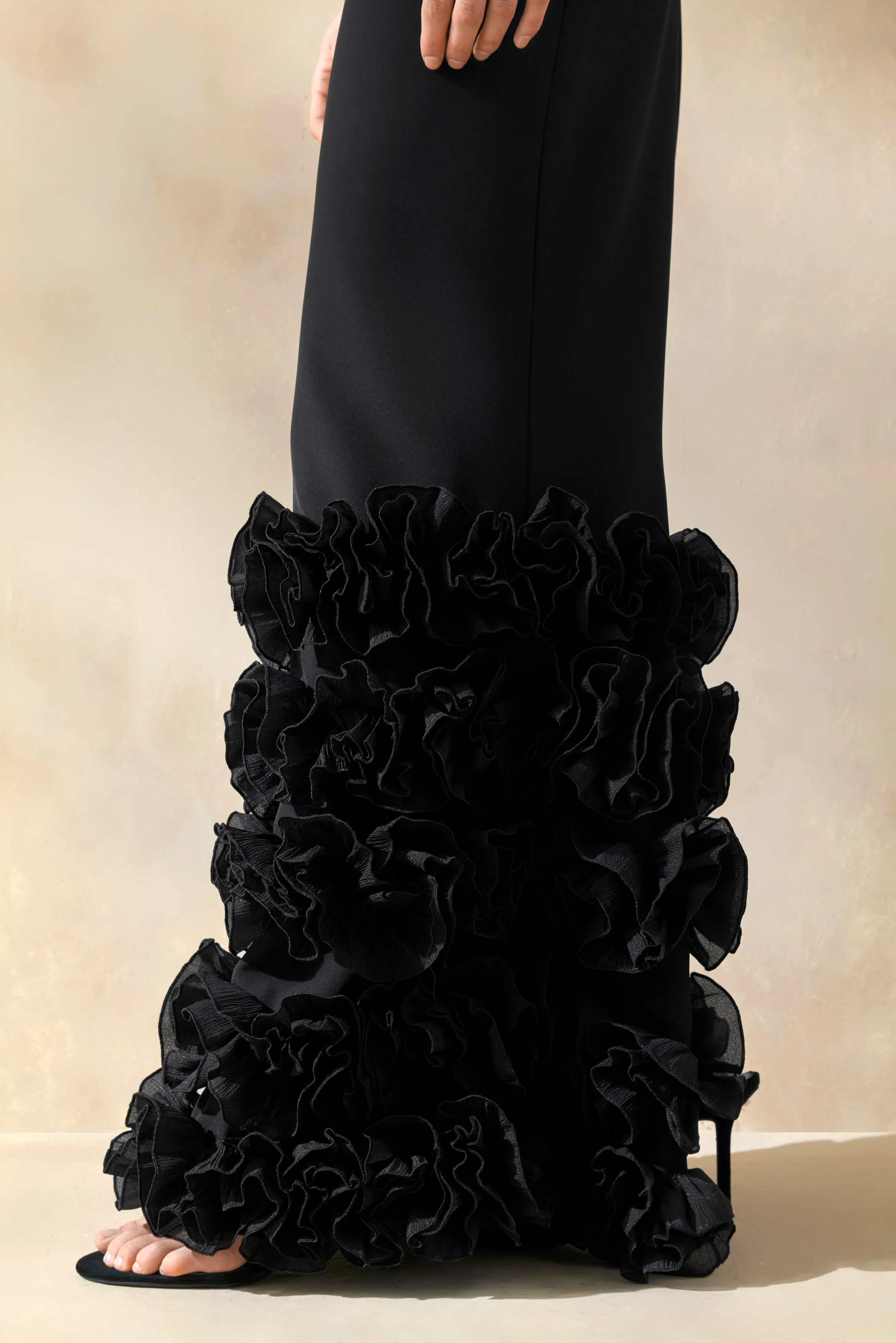 Aurose | Robe longue noire à encolure carrée avec ourlet sirène volanté - Image 2