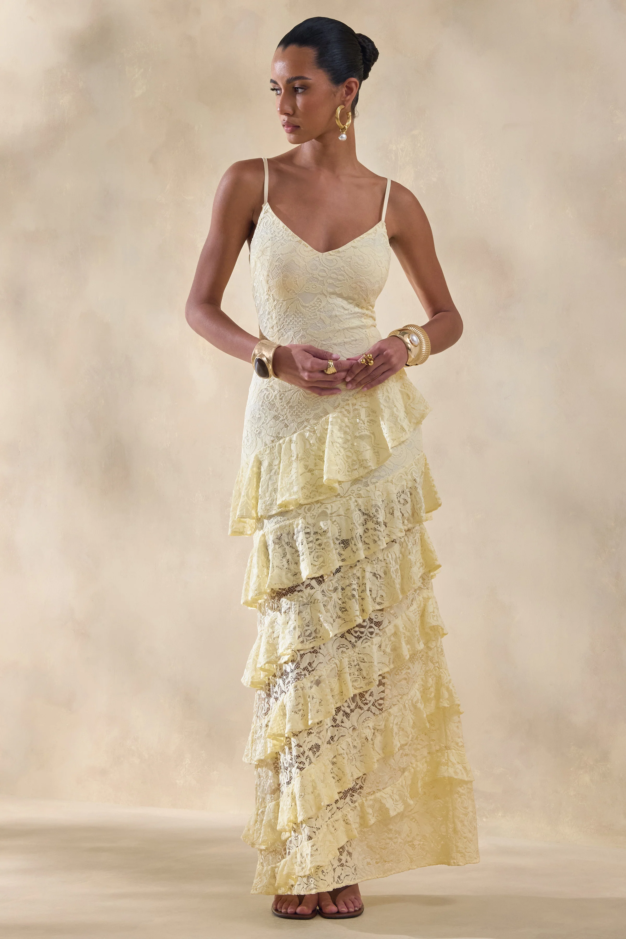 Avelisse | Robe longue citron en dentelle à encolure plongeante avec détails volantés - Image 4