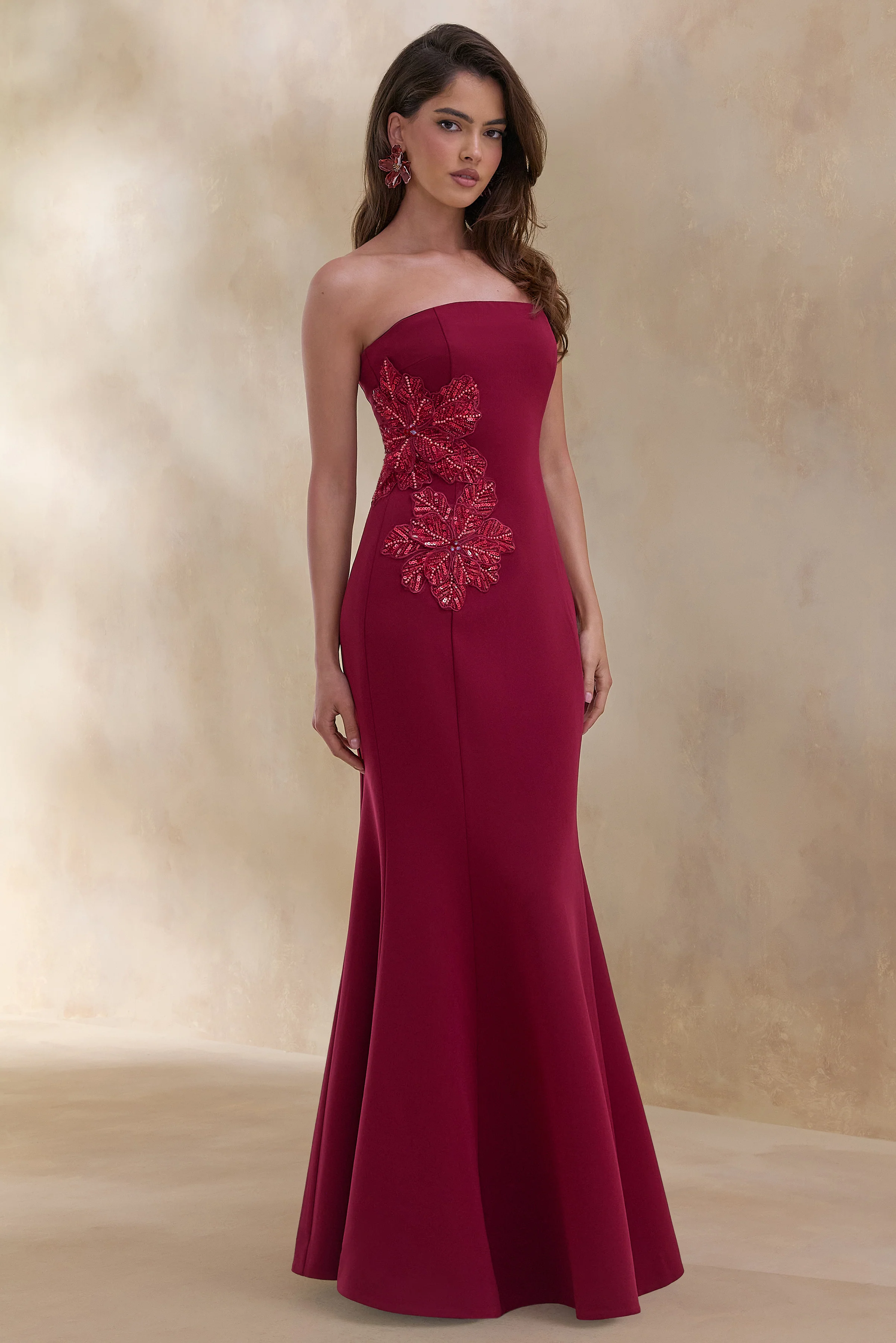 Aylana | Robe longue bordeaux à décolleté bandeau avec détails ornés - Image 4