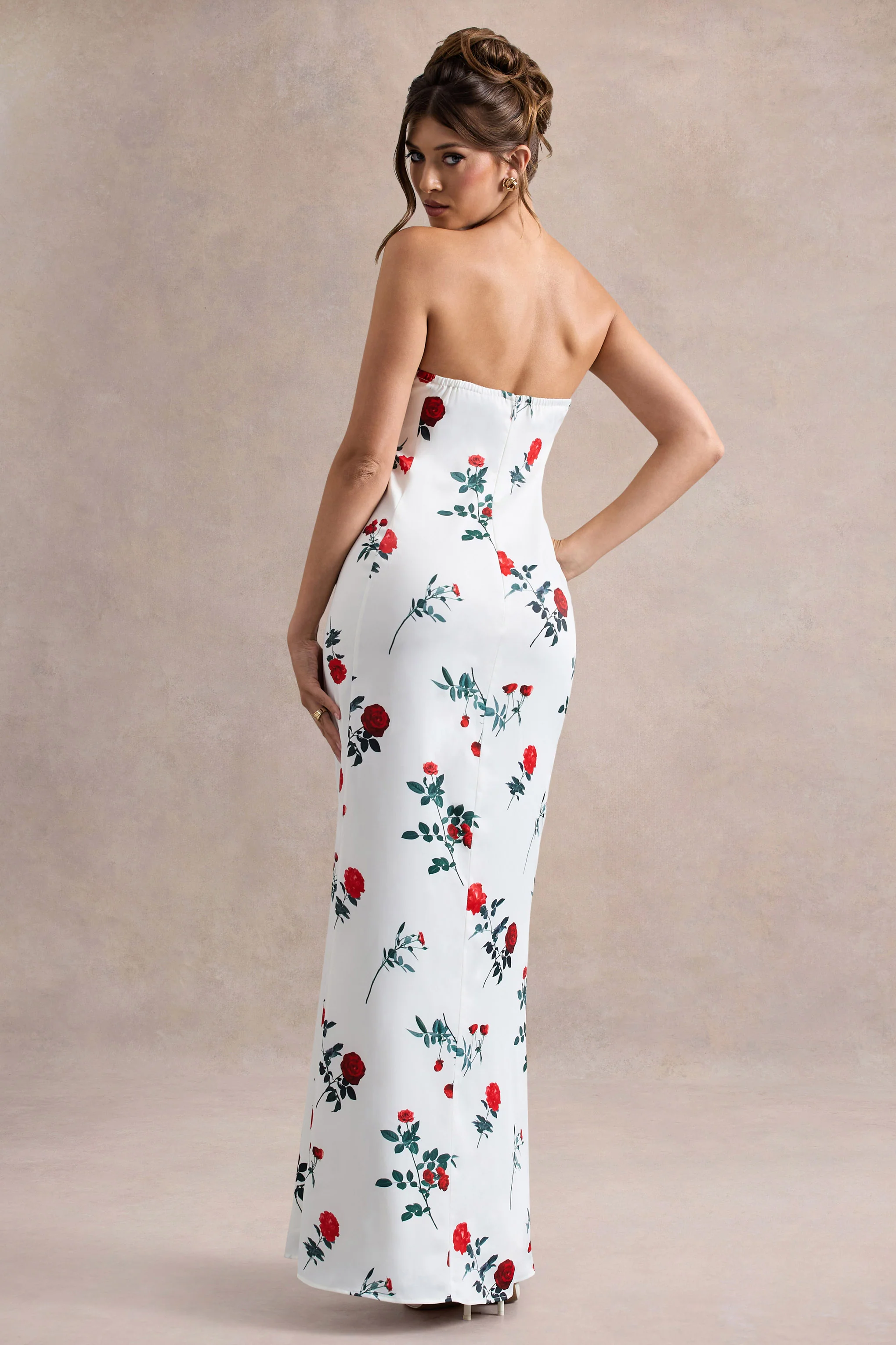 Azra | Robe longue  en satin à imprimé floral et décolleté bandeau - Image 2
