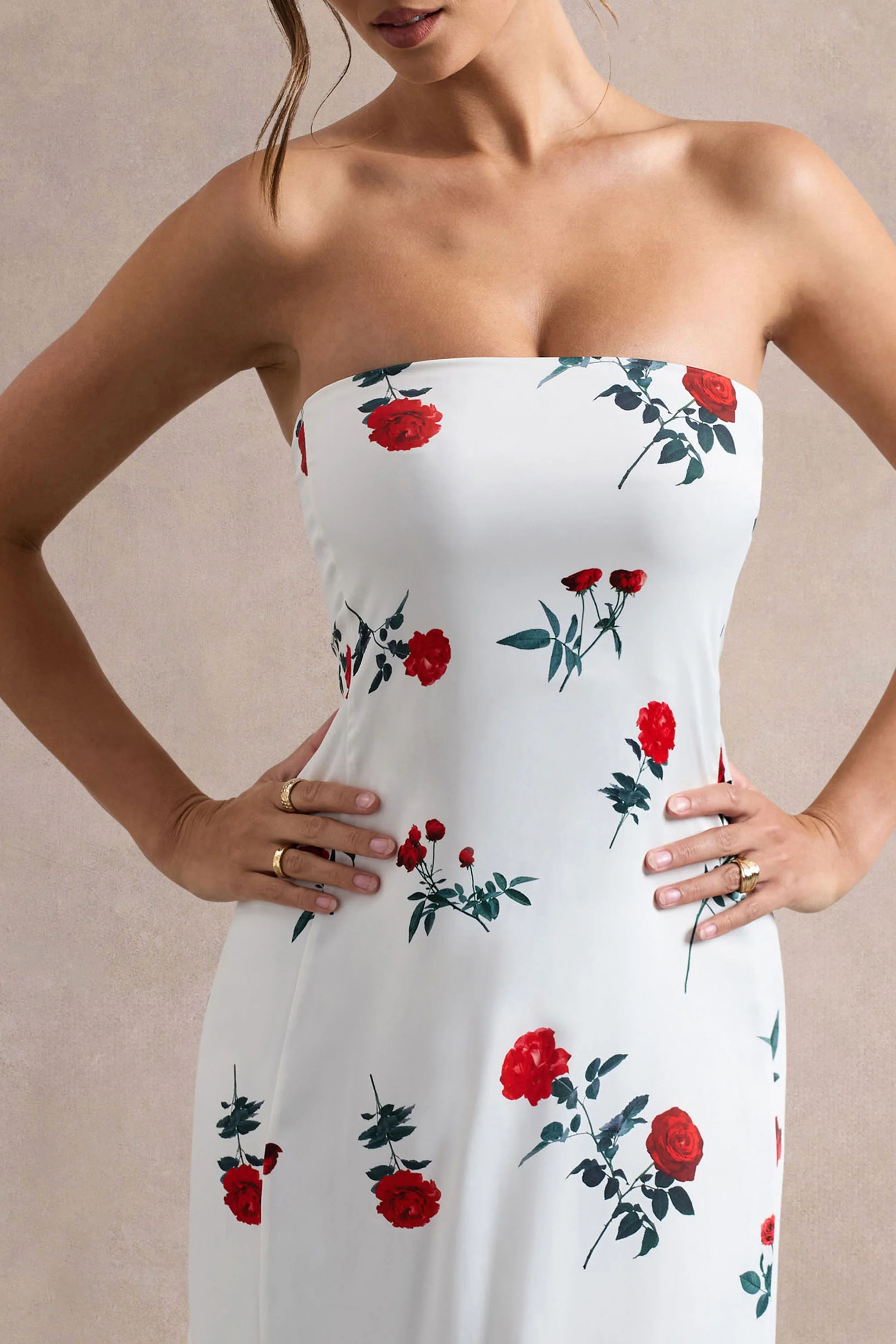 Azra | Robe longue  en satin à imprimé floral et décolleté bandeau - Image 3