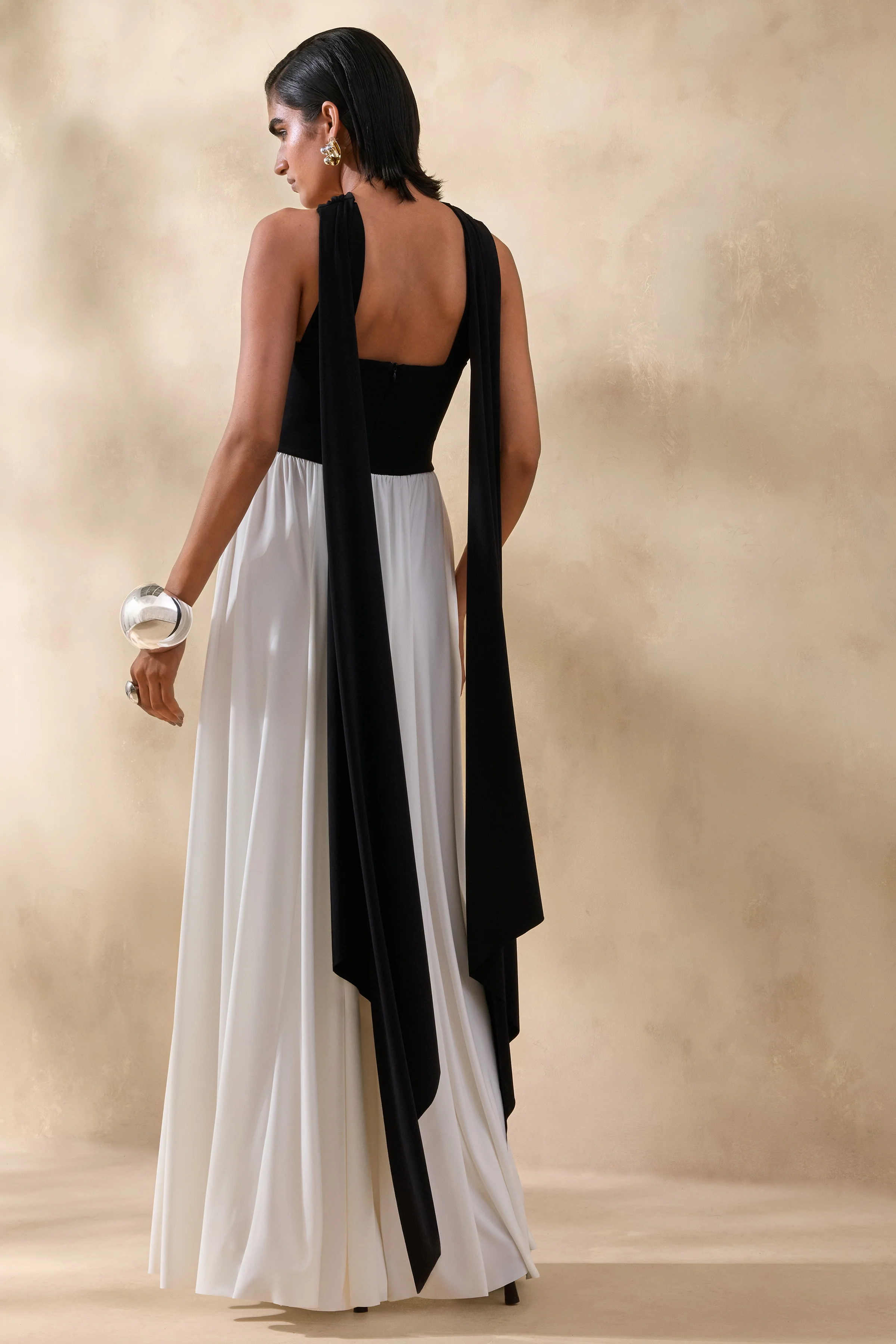 Beamora | Robe longue bandeau noire et blanche avec cape - Image 2