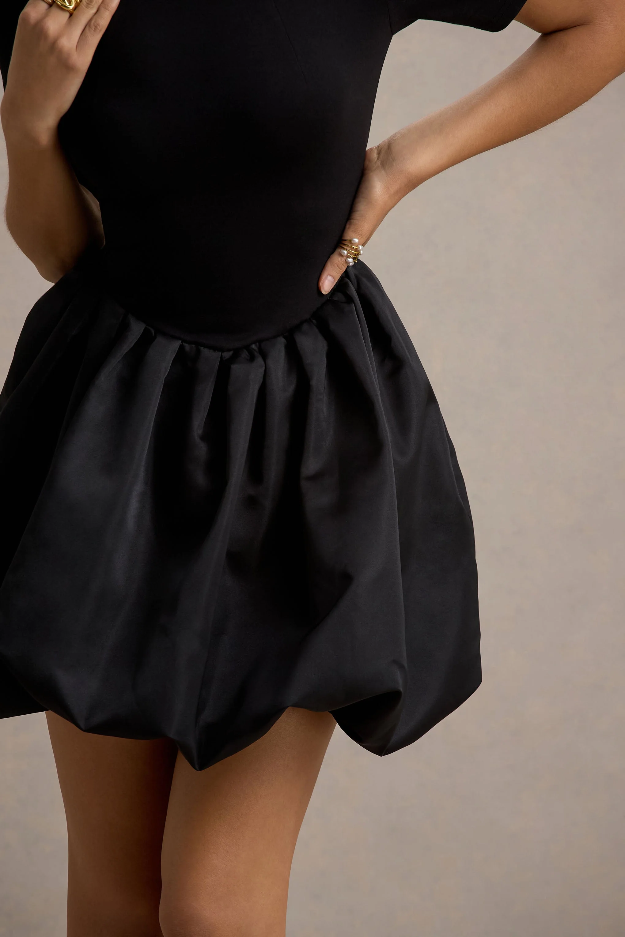 Blake | Mini-robe noire à manches courtes et jupe bouffante en satin - Image 6
