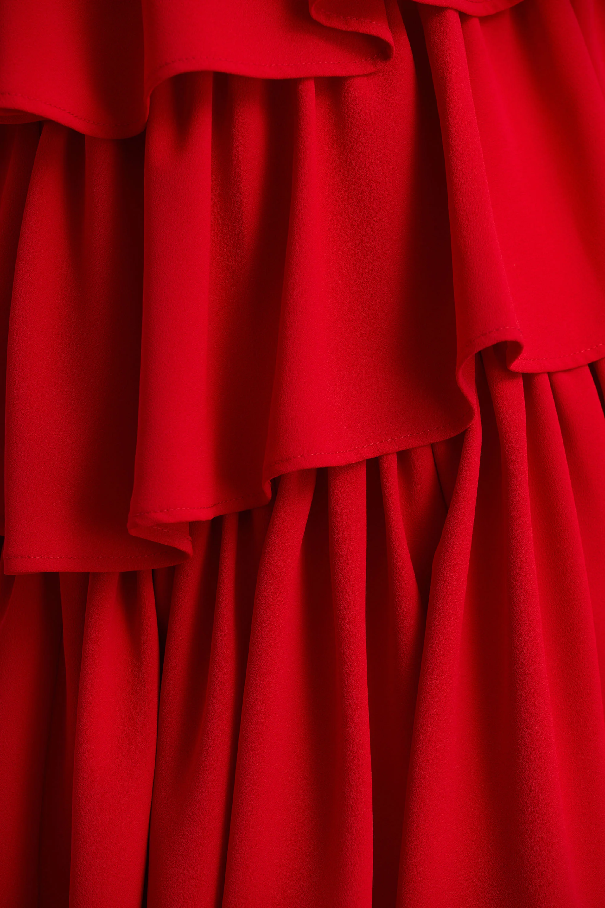 Bogota | Robe longue rouge à décolleté plongeant avec volants et fente haute à l'avant - Image 5