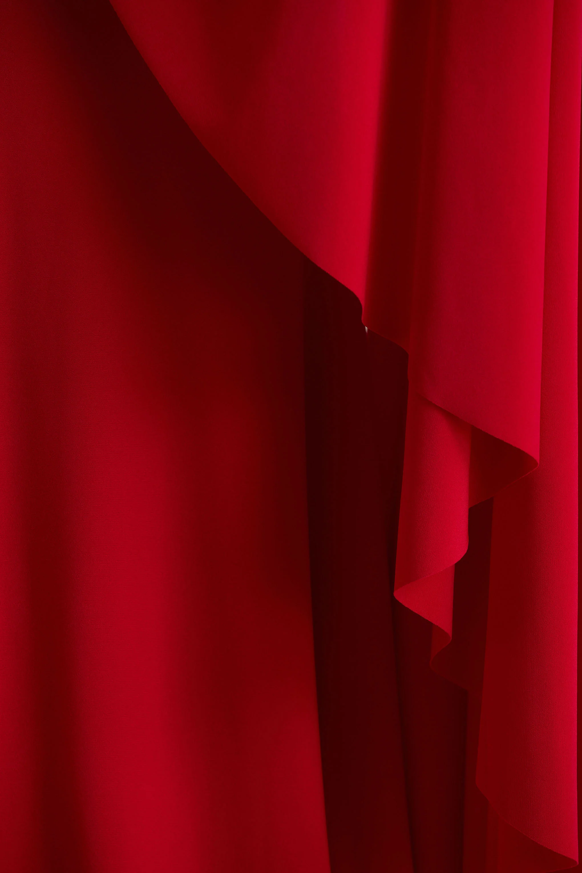 Briony | Robe longue rouge à col ras du cou avec manches cape - Image 6