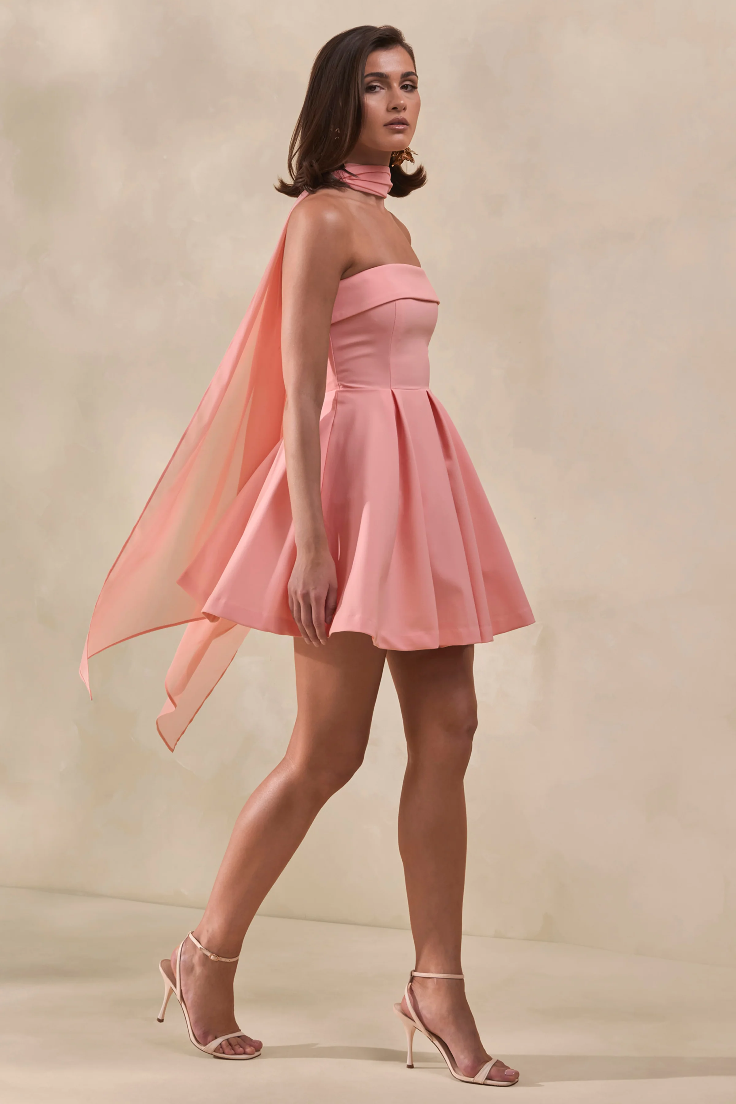 Bruna | Mini-robe patineuse rose à décolleté bandeau - Image 4