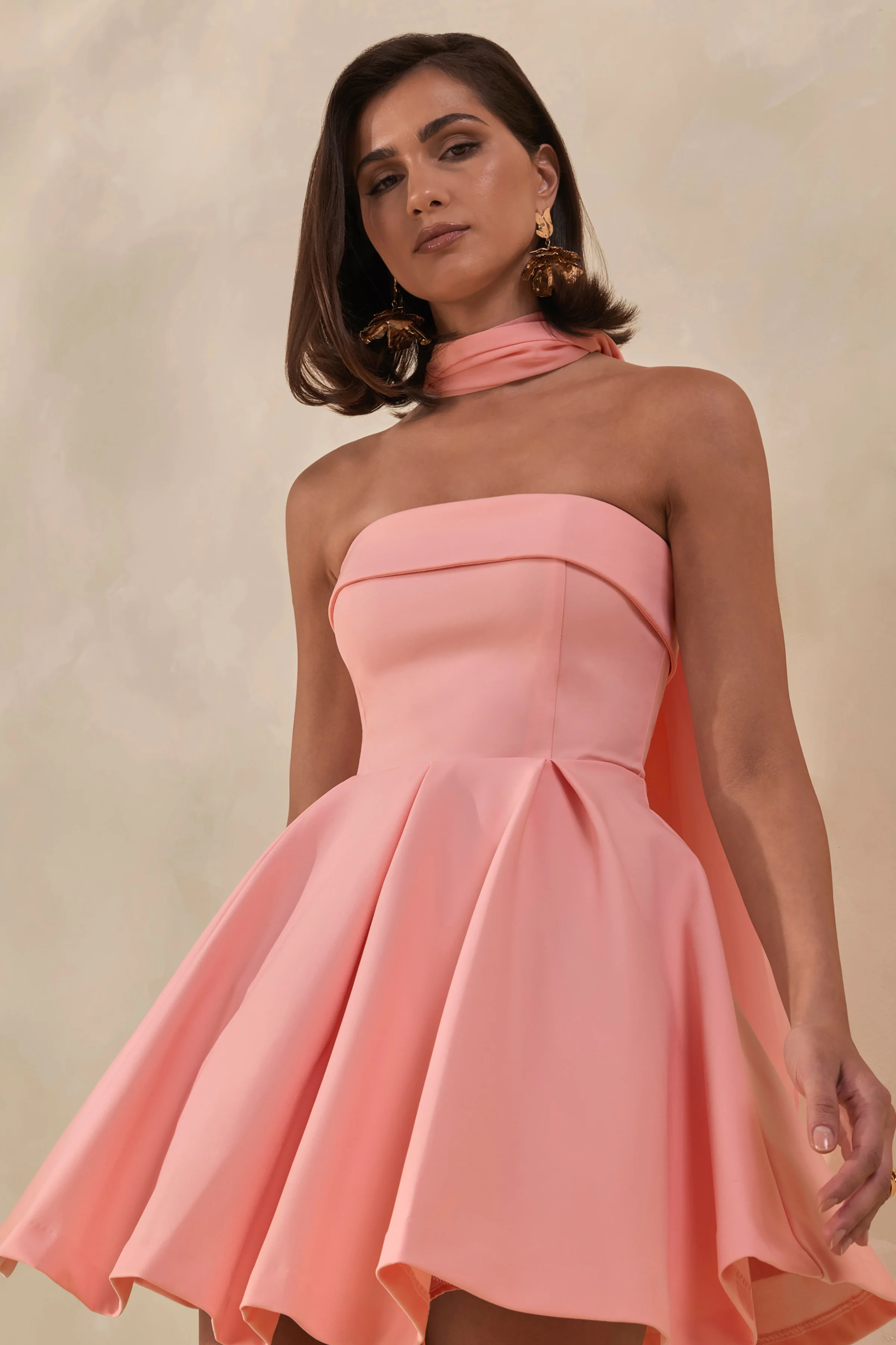 Bruna | Mini-robe patineuse rose à décolleté bandeau - Image 5
