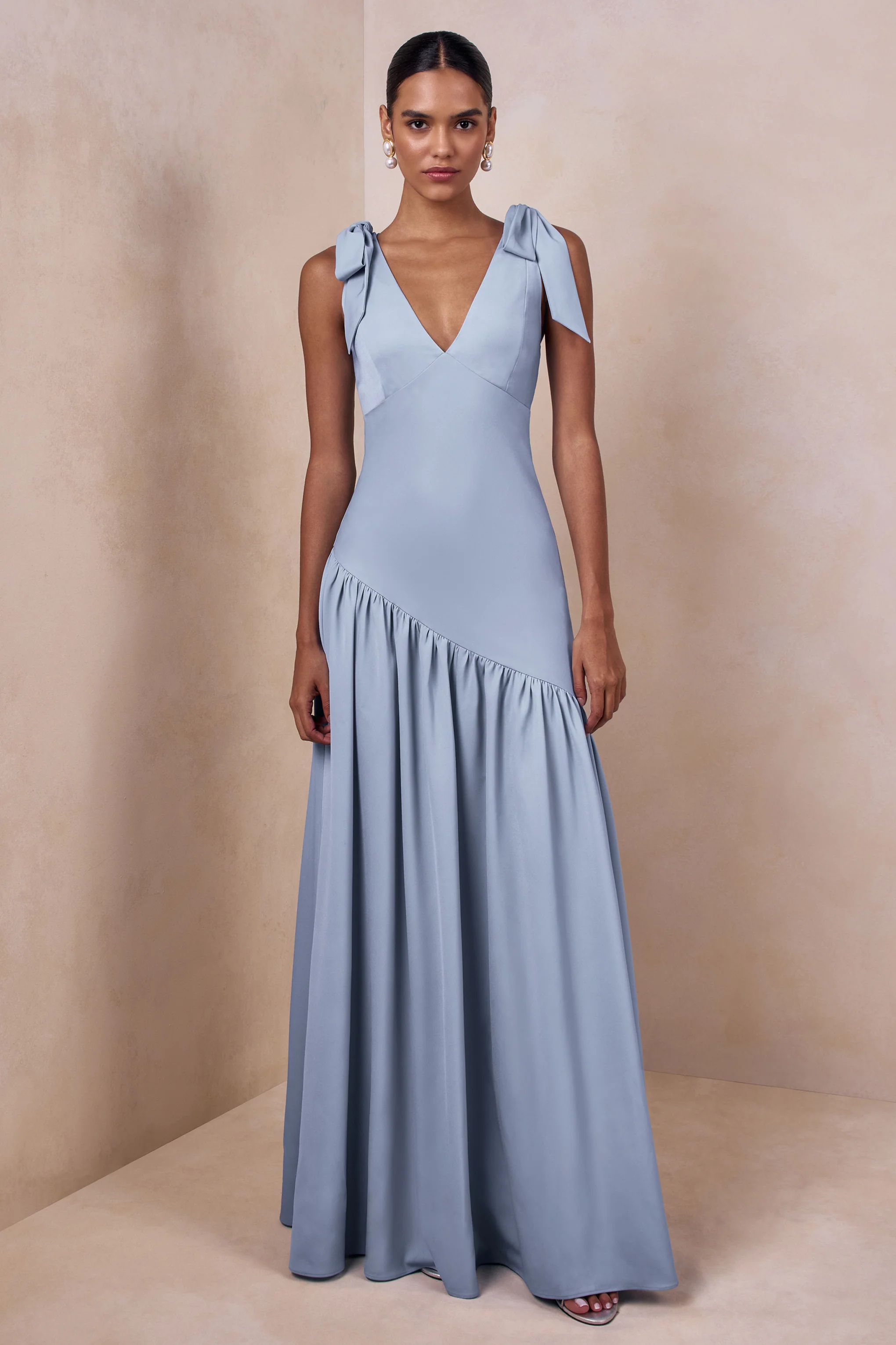Cala | Robe longue en satin bleu poudré à décolleté plongeant avec manches à nœuds