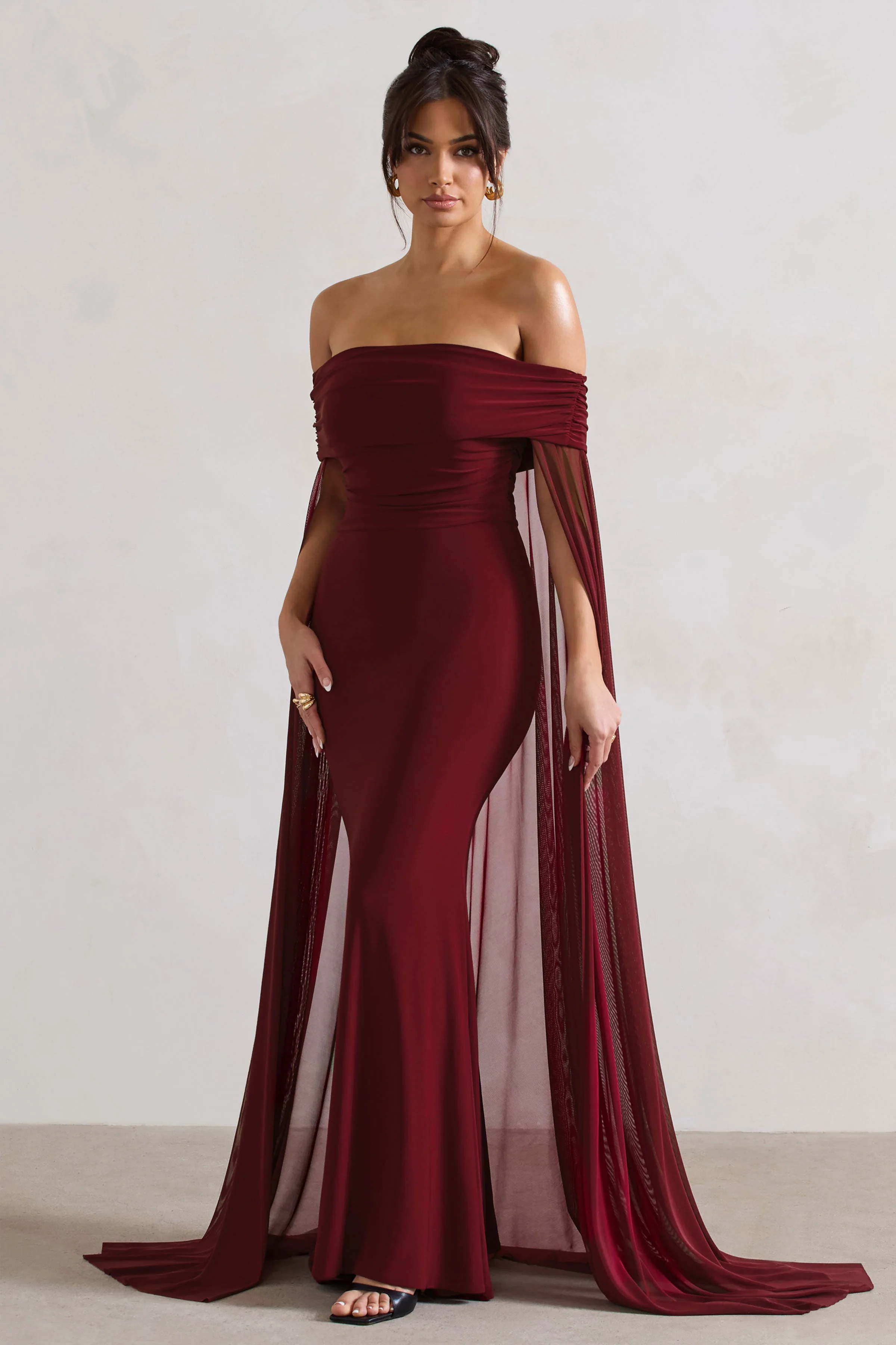 Carlotta | Robe longue rouge cerise à encolure bardot et cape en mousseline - Image 4