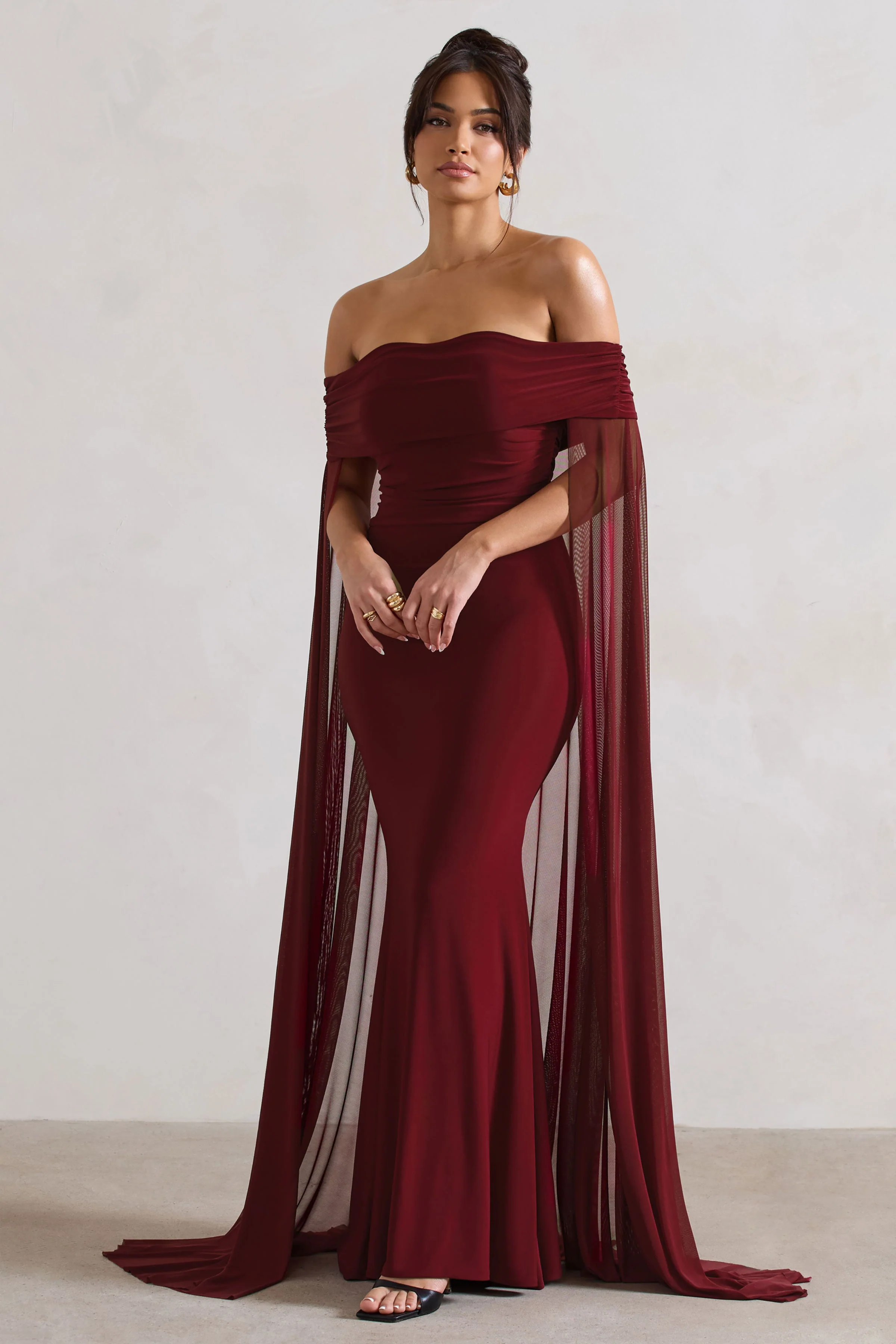 Carlotta | Robe longue rouge cerise à encolure bardot et cape en mousseline - Image 5