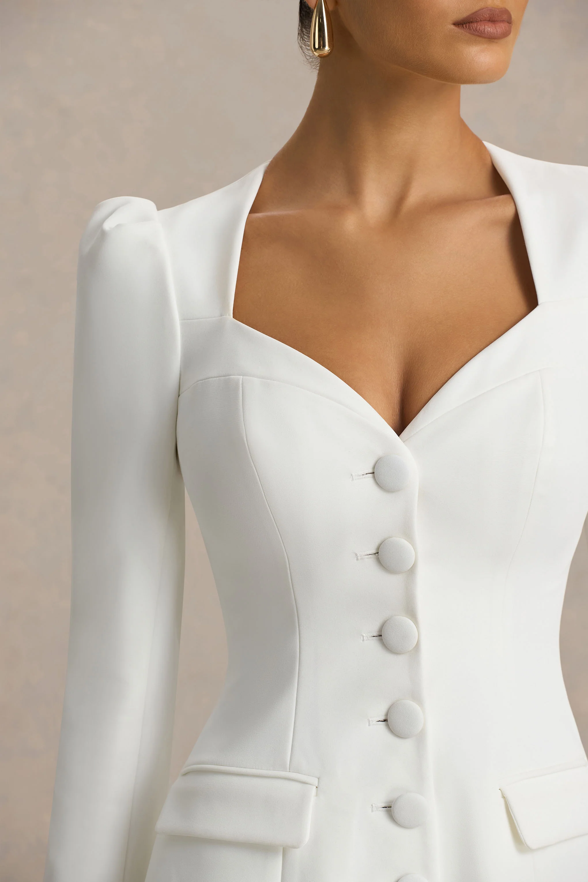 Carmen | Mini-robe blanche à décolleté cœur et coupe tailleur - Image 4