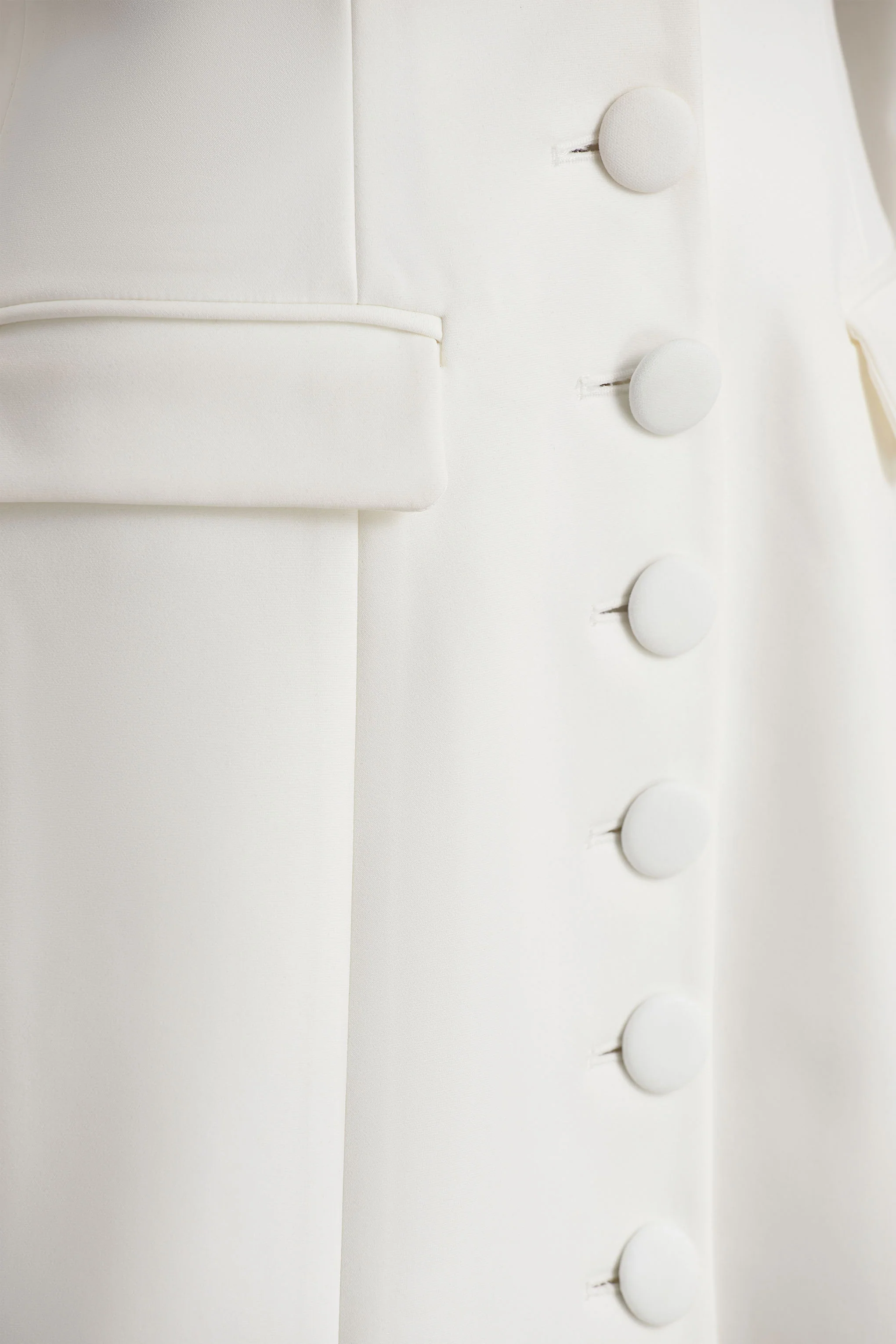 Carmen | Mini-robe blanche à décolleté cœur et coupe tailleur - Image 7