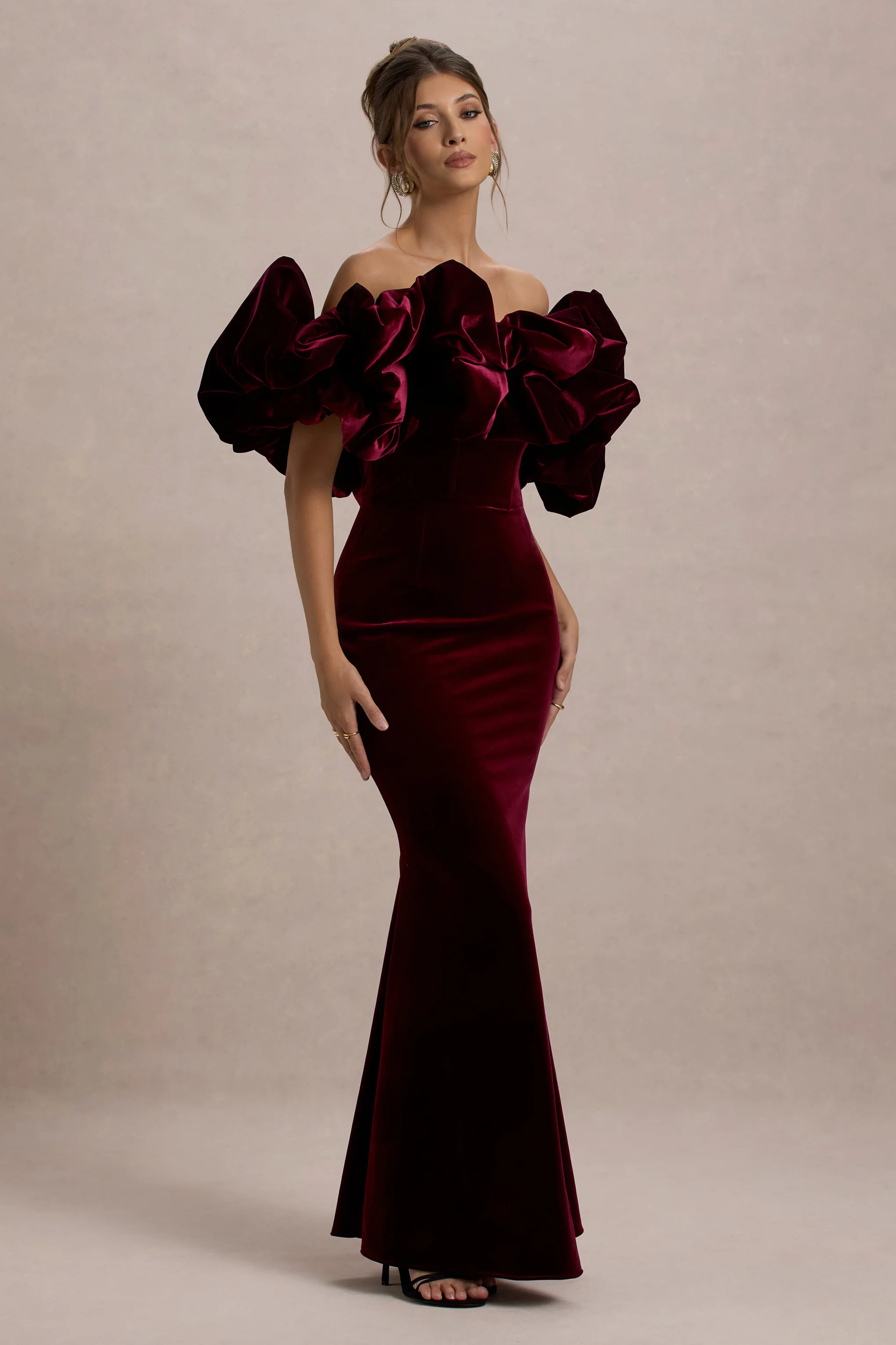 Cecily | Robe longue en velours bordeaux à encolure bardot avec volant en velours - Image 4