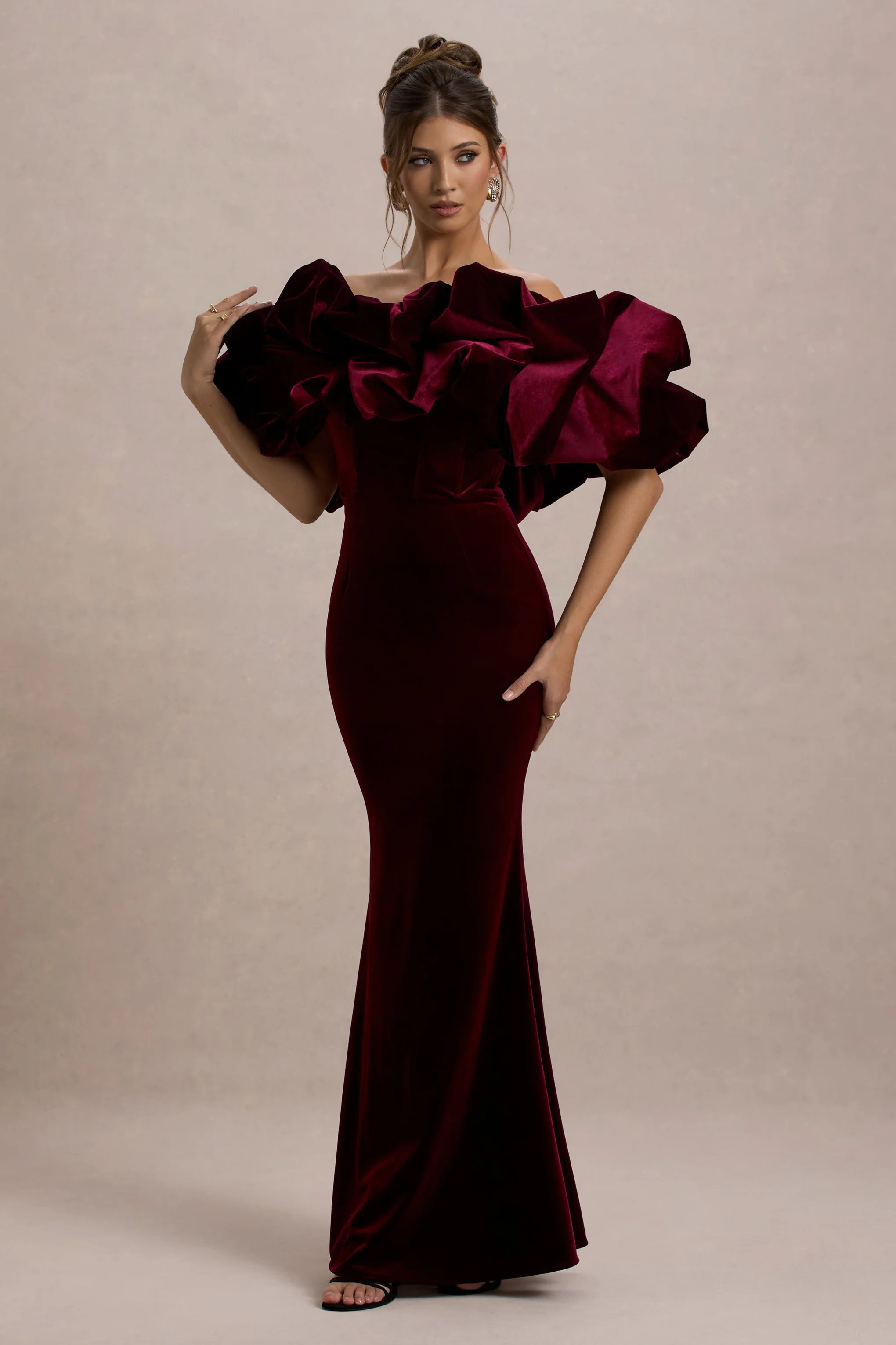 Cecily | Robe longue en velours bordeaux à encolure bardot avec volant en velours - Image 5