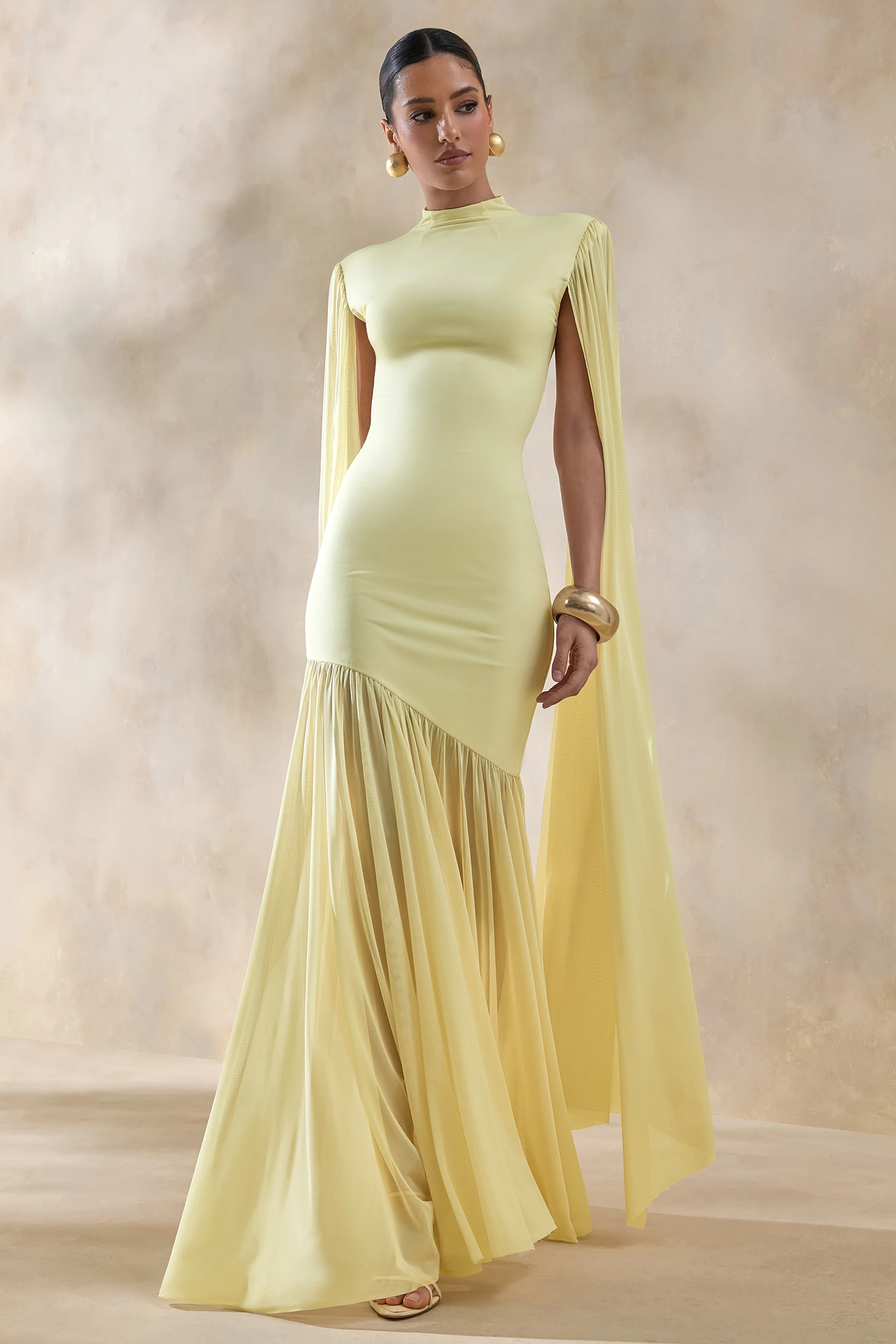 Chantelle | Robe longue citron à col montant avec taille basse et manches cape - Image 5