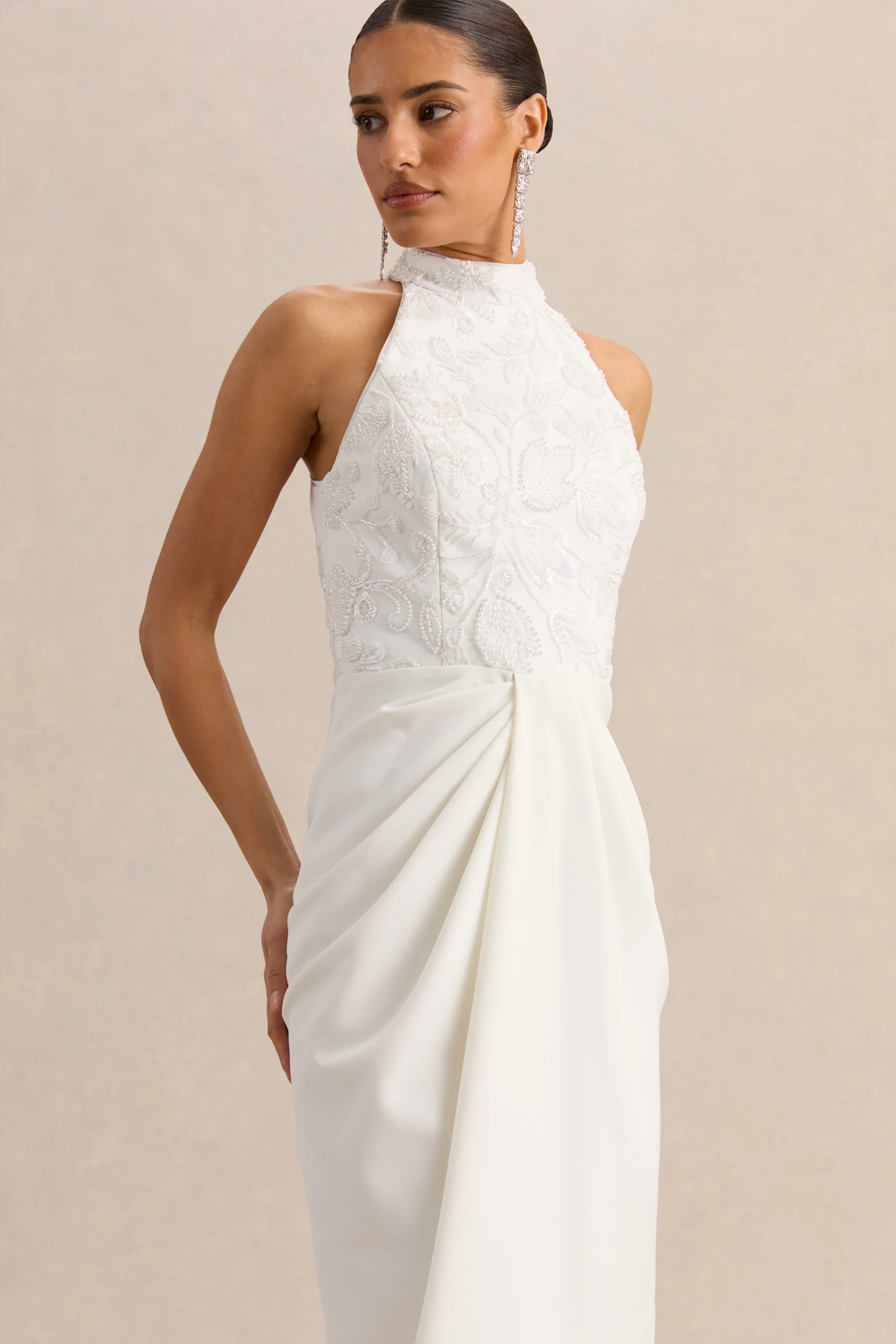 Charlotte | Robe longue blanche à encolure dos-nu avec détails froncés - Image 3
