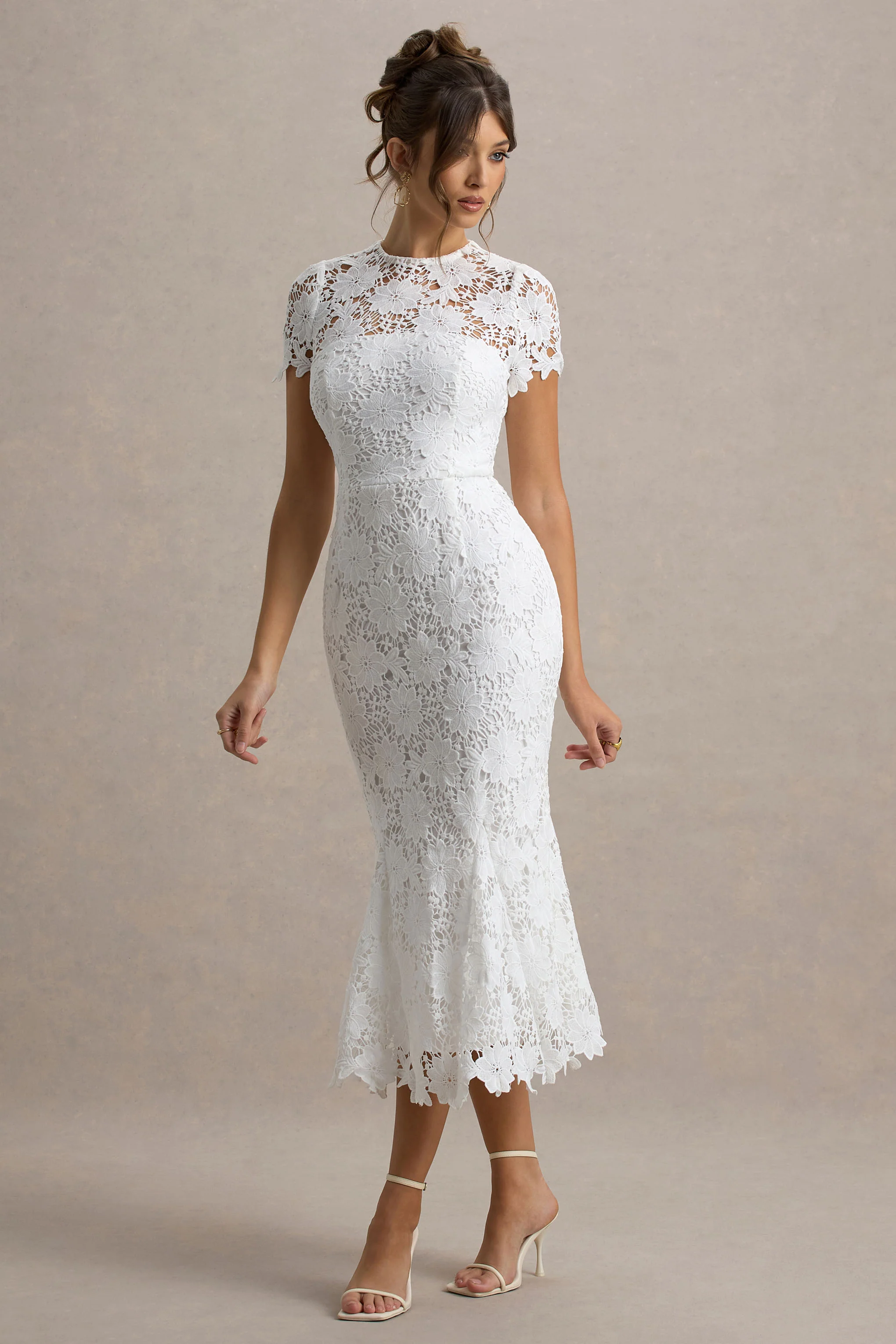Clarissa | Robe mi-longue en dentelle blanche à col rond et manches courtes - Image 4